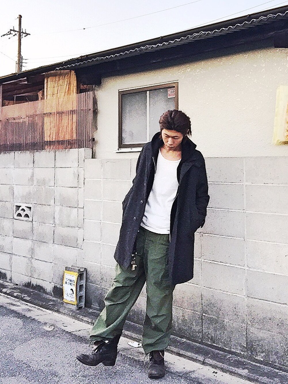 「カーキのカーゴパンツ、軍パン、コート、ウールコート、パーカーイン、編み上げブーツ、ブーツ」｜「ADAM KIMMELのアイテム」を使った、ひのきさん（メンズ・182cm）の秋コーディネートの1枚目の写真
