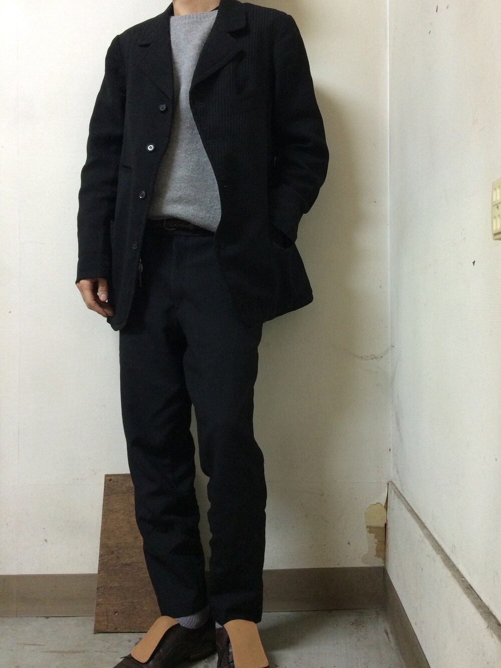 「モノトーン、Maison Martin Margiela、vintage、古着好き、ootd」｜「20's sack jacketのアイテム（その他アウター、ブラック系）」を使った、RUSAさん（メンズ・171cm）の秋コーディネートの1枚目の写真