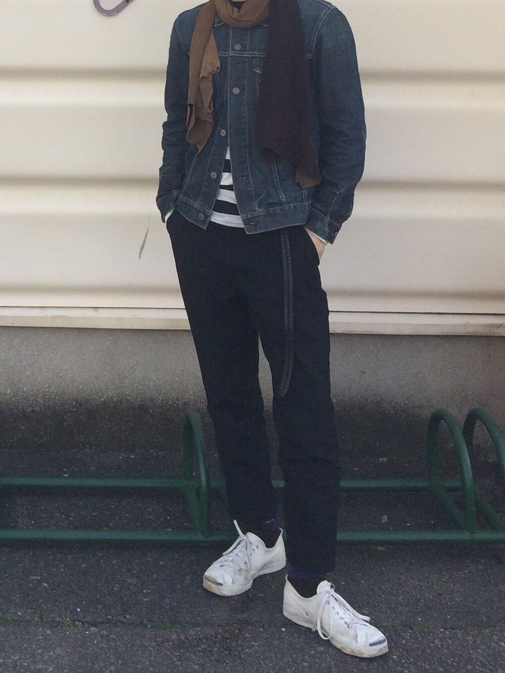 「ボーダー、ビンテージ、古着、スニーカー、春」｜「TAKAHIROMIYASHITATheSoloIst.のJungle stole.（ストール/ショール、ベージュ系）」を使った、RUSAさん（メンズ・171cm）の春コーディネートの1枚目の写真