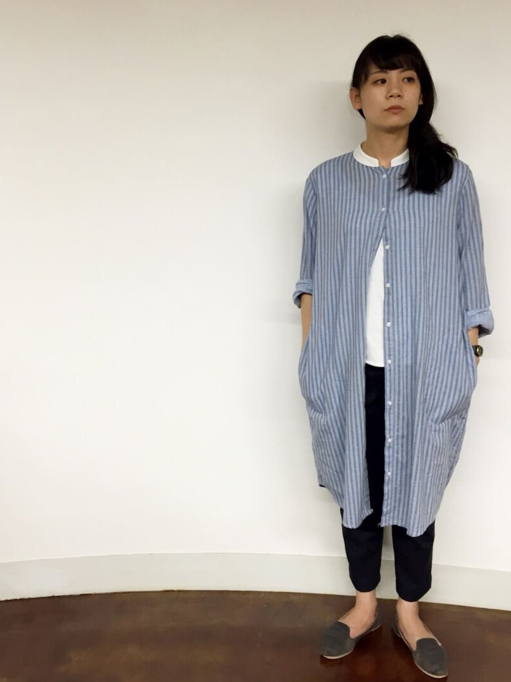 ブルー系のシューズ、ブルー系のシャツ/ブラウス、ブルー系のチノパンツを着用したレディースの夏コーディネートの1枚目の写真