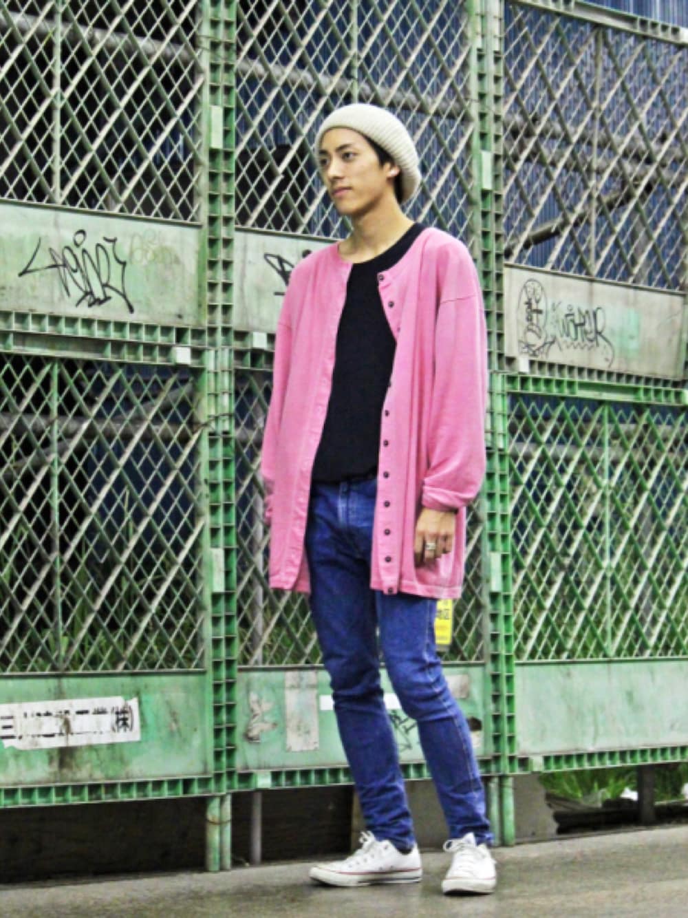 「カーディガン、ピンク、ベレー帽、デニム、コンバース、ビックT、タックイン」｜「古着のアイテム（Tシャツ/カットソー、ブラック系）」を使った、yut@さん（メンズ・173cm）の秋コーディネートの1枚目の写真
