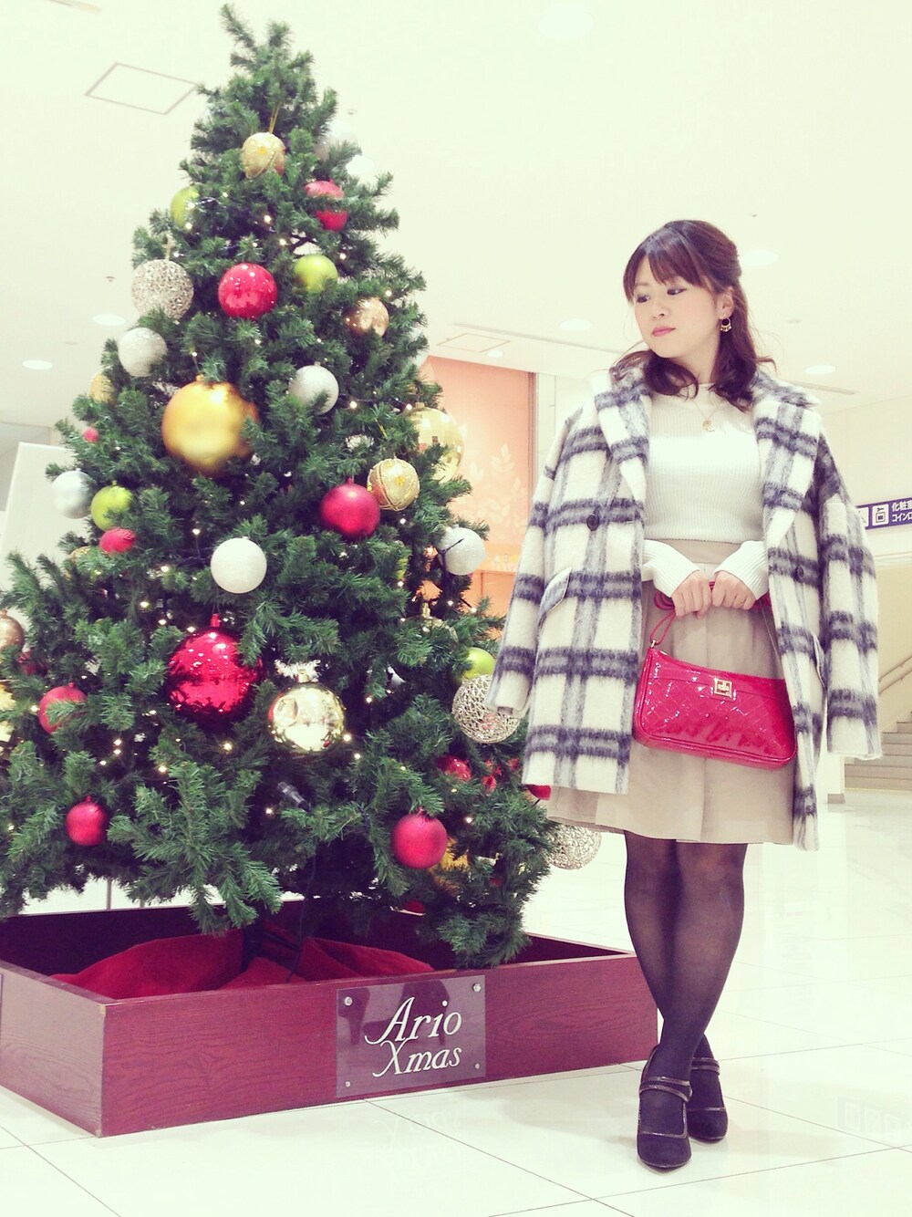 「チェックコート、さしいろ、赤、バッグ、クリスマス、デート、おすすめ、アリオ川口、&by P&D、staff blog」｜「&byPinky&Dianneのアイテム（ワンピース、ホワイト系）」を使った、中村美咲さん（レディース・147cm）の秋コーディネートの1枚目の写真
