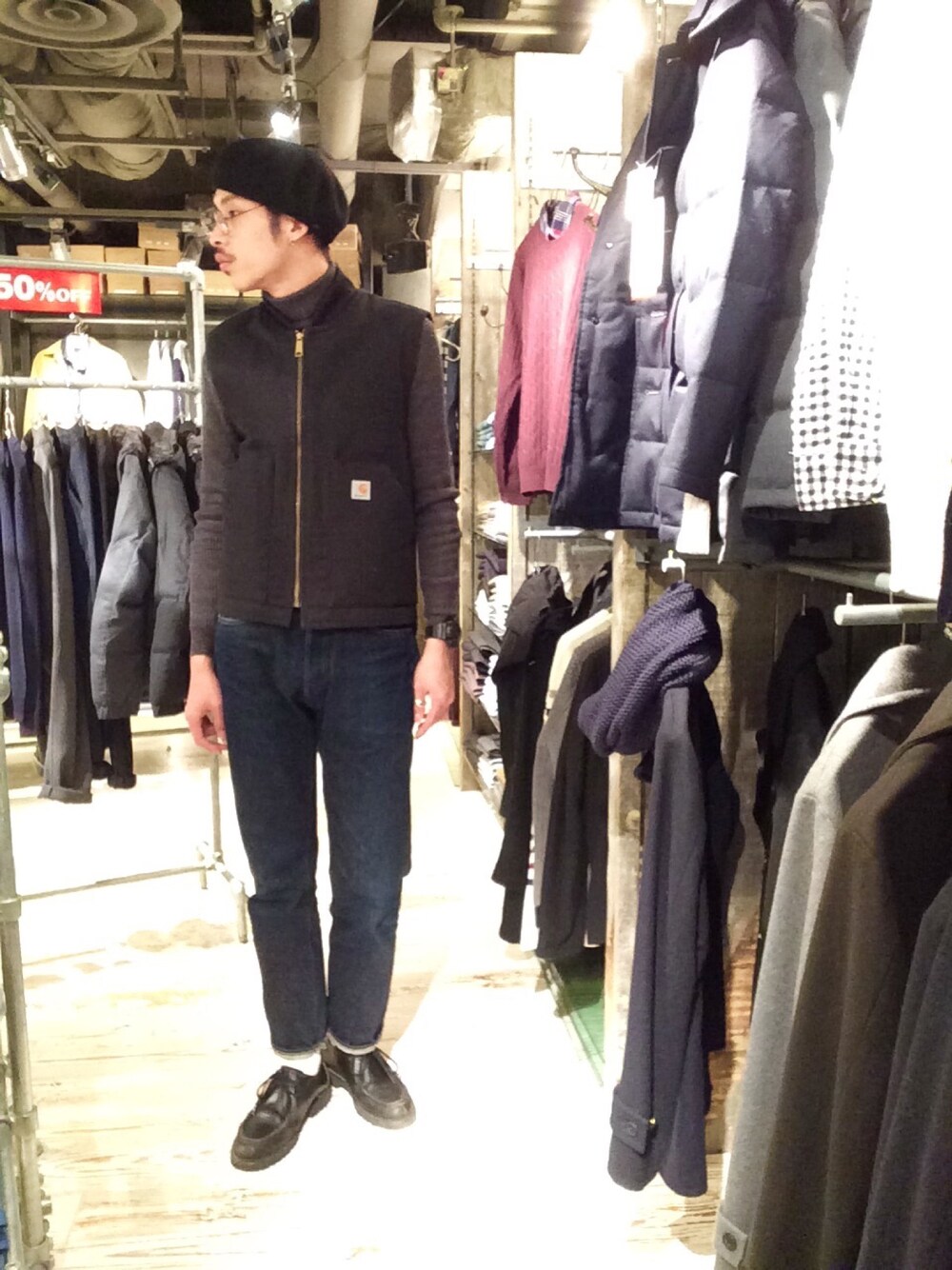 ブラック系のその他アウター、ブルー系のデニムパンツ、ブラック系のブーツを着用したメンズの冬コーディネートの1枚目の写真