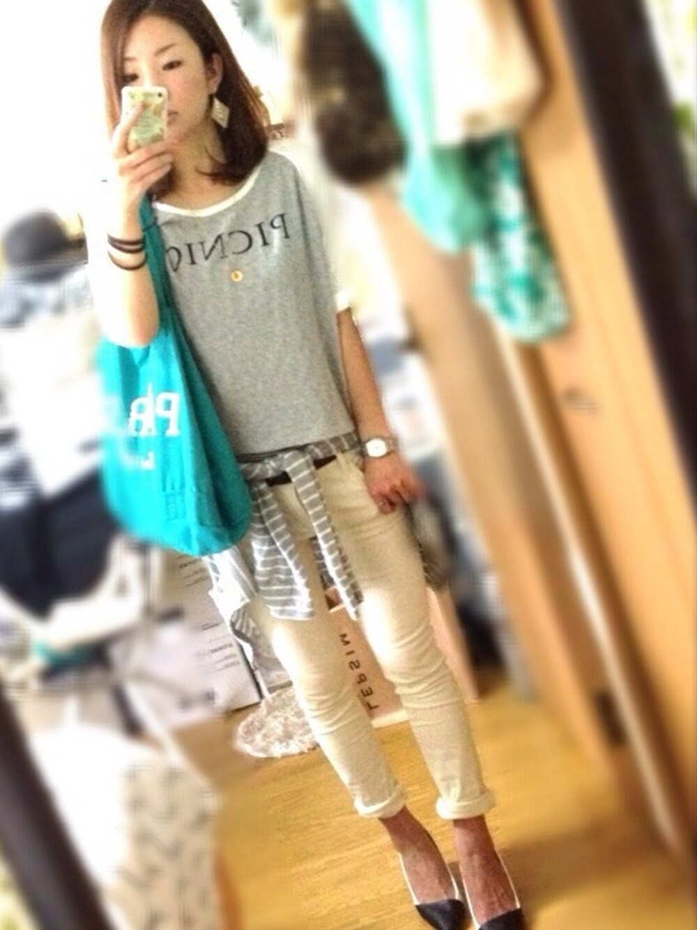 「スキニーパンツ、ラグランTシャツ、腰巻きスタイル、ホワイト×グレー、ポインテッドトゥパンプス」｜「cepoのラグランTシャツ（Tシャツ/カットソー、グレー系）」を使った、u-koさん（レディース・164cm）の春コーディネートの1枚目の写真