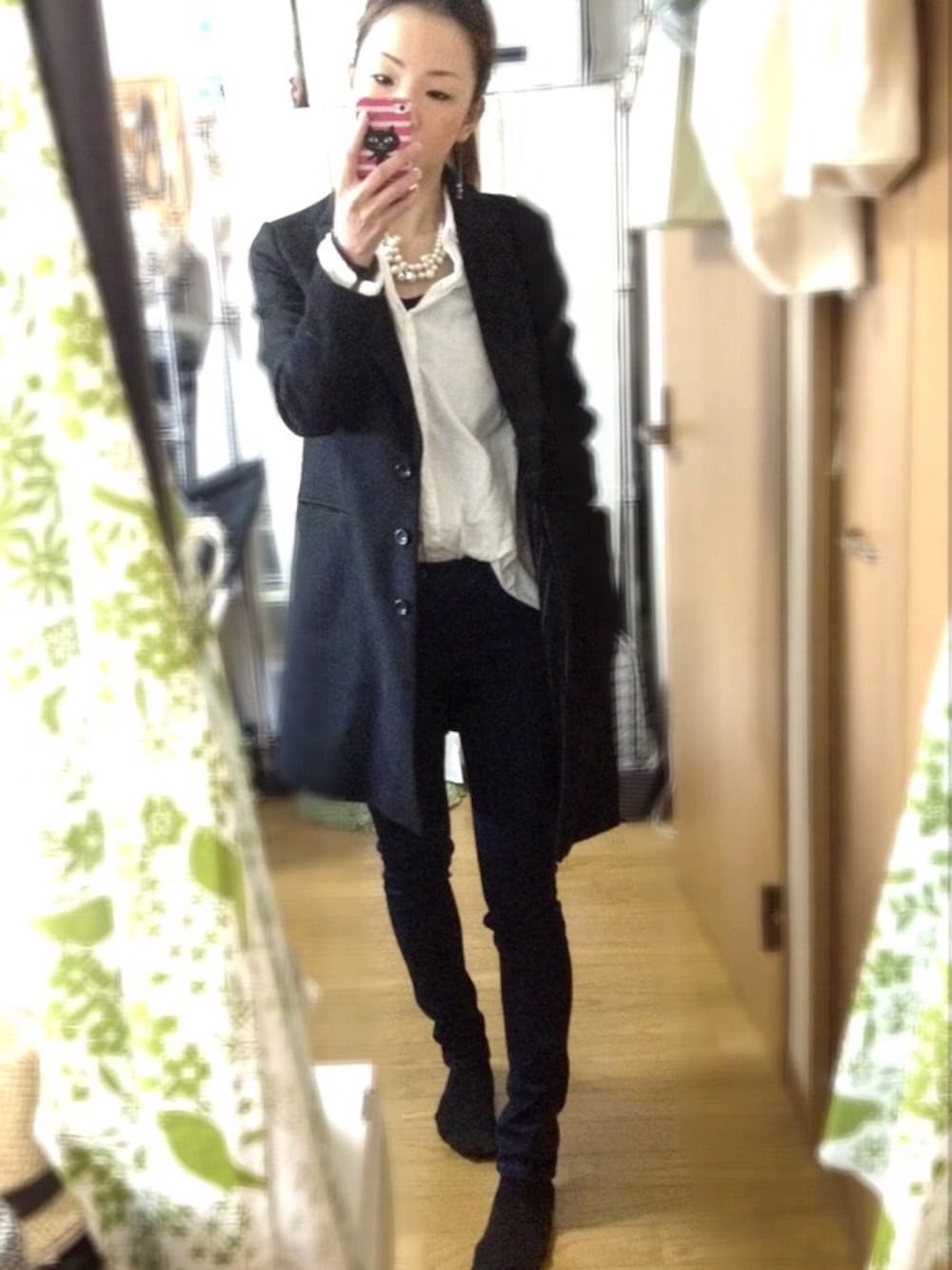 「モノトーンコーデ、白シャツ×デニム、レギンスパンツ、デニムレギンス」｜「UNIQLOのデニムレギンスパンツ（デニムパンツ、その他）」を使った、u-koさん（レディース・164cm）の冬コーディネートの1枚目の写真