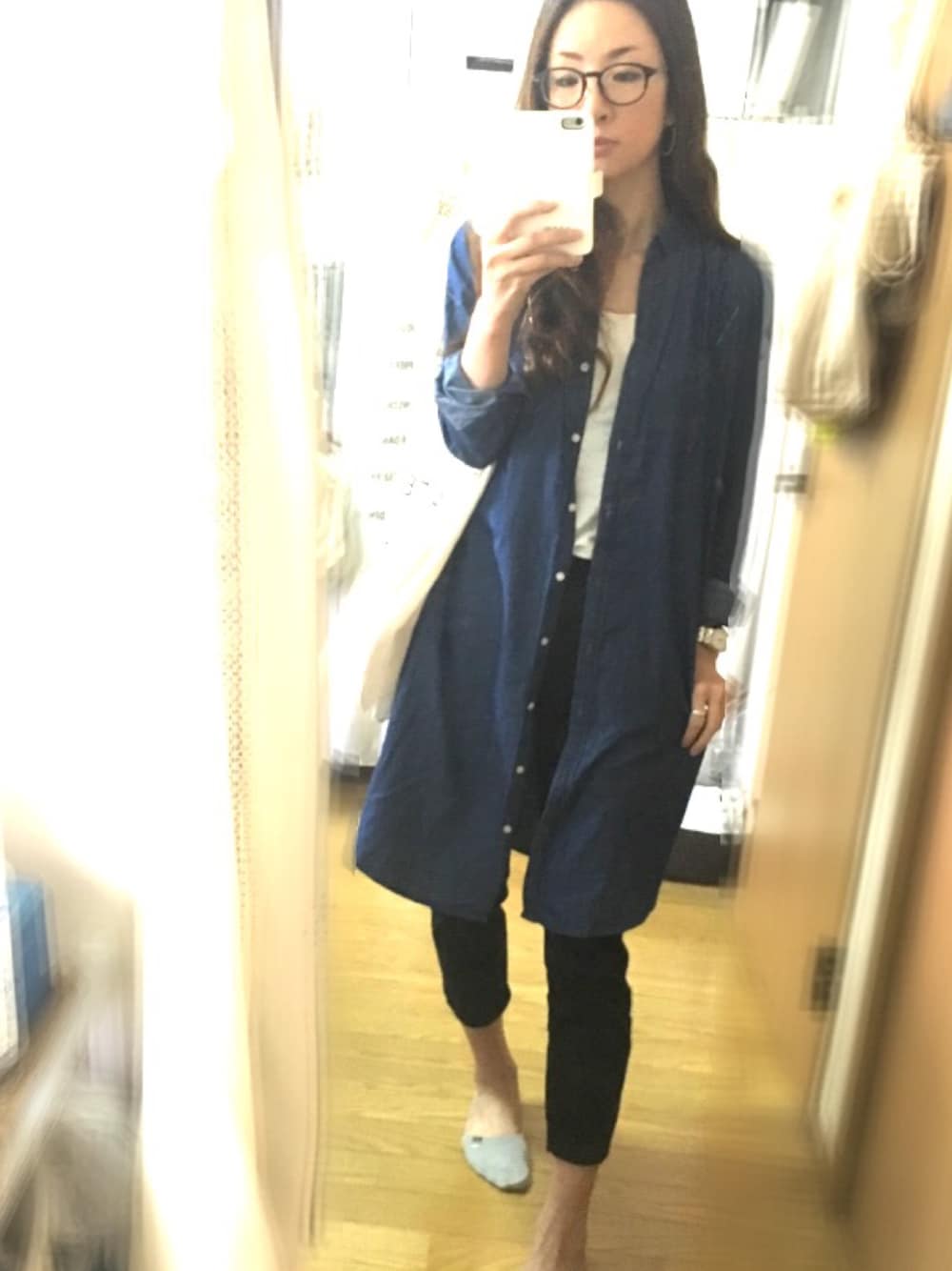 「デニムシャツ、シンプルコーデ、ロングシャツ」｜「LBCのシャツワンピース     （シャツワンピース、ブルー系）」を使った、u-koさん（レディース・164cm）の春コーディネートの1枚目の写真