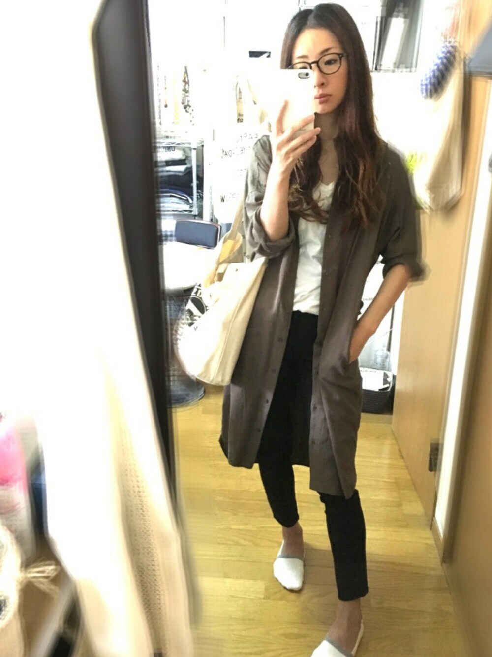 「ロングシャツ、カーキシャツ、シンプルコーデ」｜「LBCのレーヨンリネンシャツワンピース（シャツワンピース、グリーン系）」を使った、u-koさん（レディース・164cm）の春コーディネートの1枚目の写真