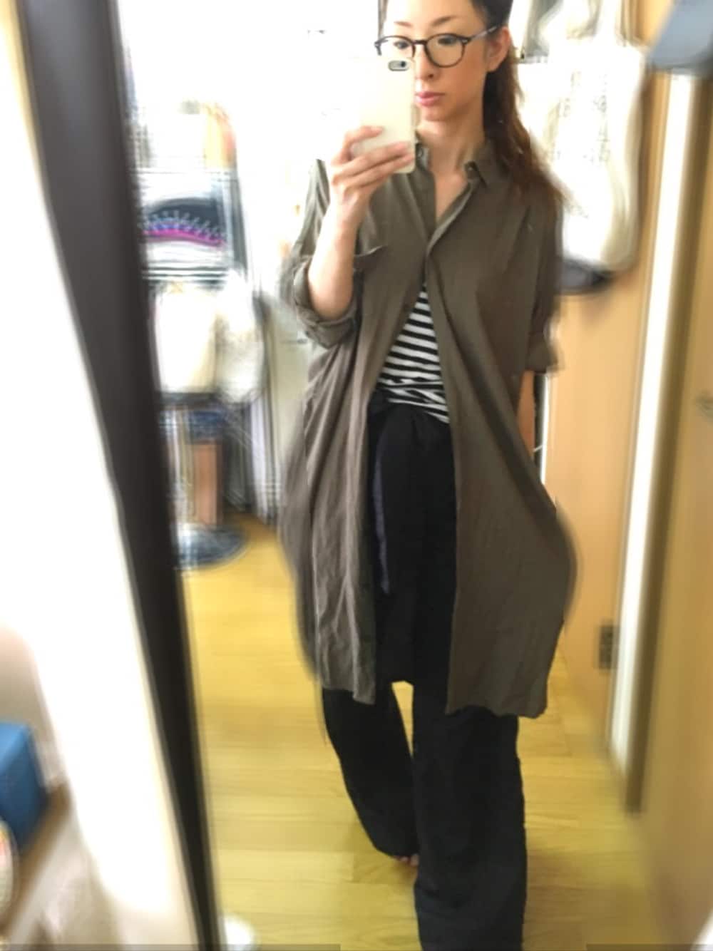「カーキシャツ、ワイドパンツ×スニーカー、ロングシャツ、ドロップショルダー」｜「LBCのレーヨンリネンシャツワンピース（シャツワンピース、グリーン系）」を使った、u-koさん（レディース・164cm）の秋コーディネートの1枚目の写真