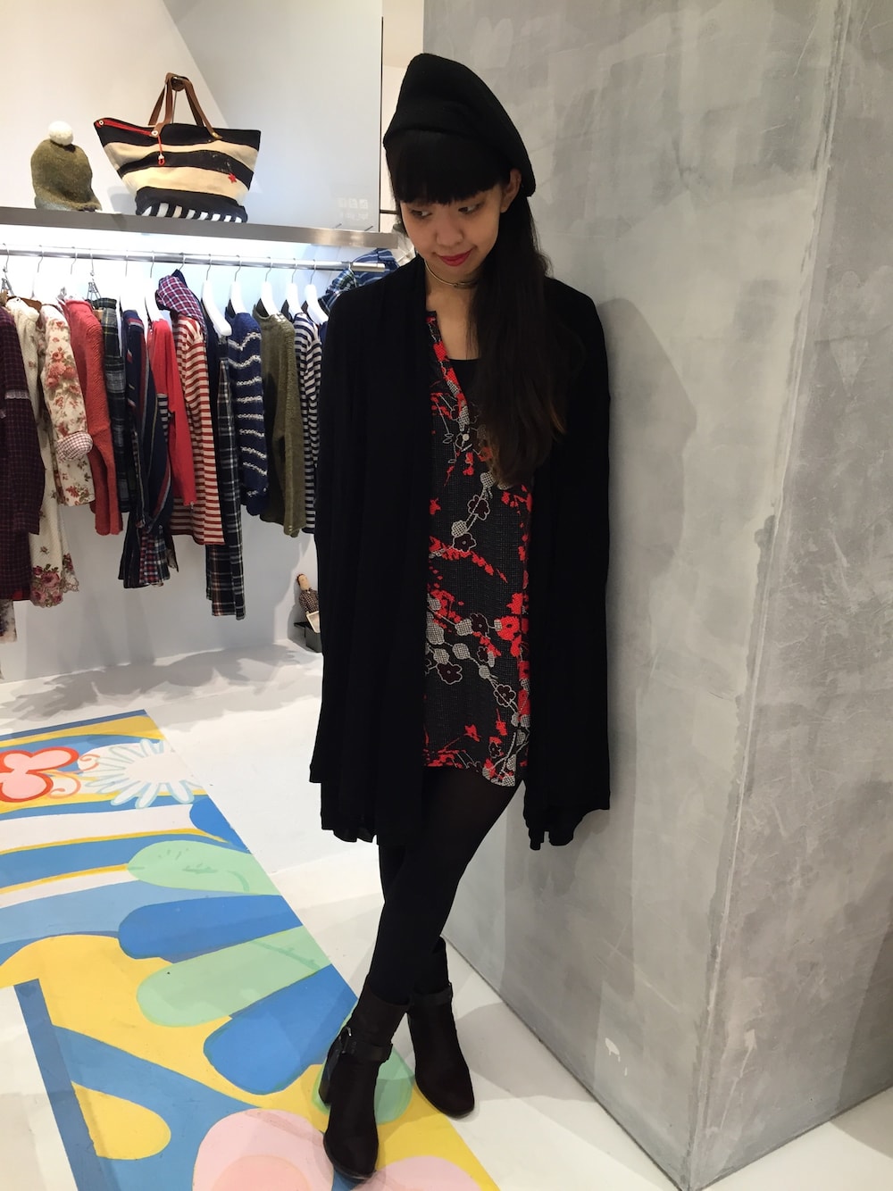 「ニット、black、ブラック、ベレー帽、red、winter、チュニックワンピ、Josie、秋冬コーデ、 ゆったりコーデ」｜「JACQUES LE CORREのアイテム（ハンチング/ベレー帽、ブラック系）」を使った、MURAOさん（レディース・171cm）の秋コーディネートの1枚目の写真