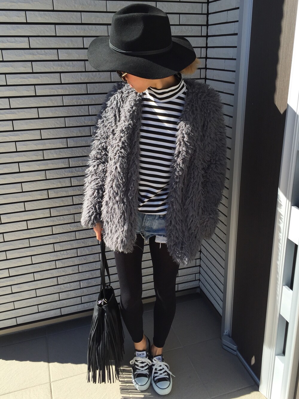 「シンプルコーデ、カジュアルコーデ、ootd、モノトーン、もこもこ、スニーカーコーデ、ハット、デニムショートパンツ、moussy、EMODA」｜「MOUSSYの2WAY LEATHER BELT HAT（ハット、ブラック系）」を使った、12anna23さん（レディース・159cm）の冬コーディネートの1枚目の写真