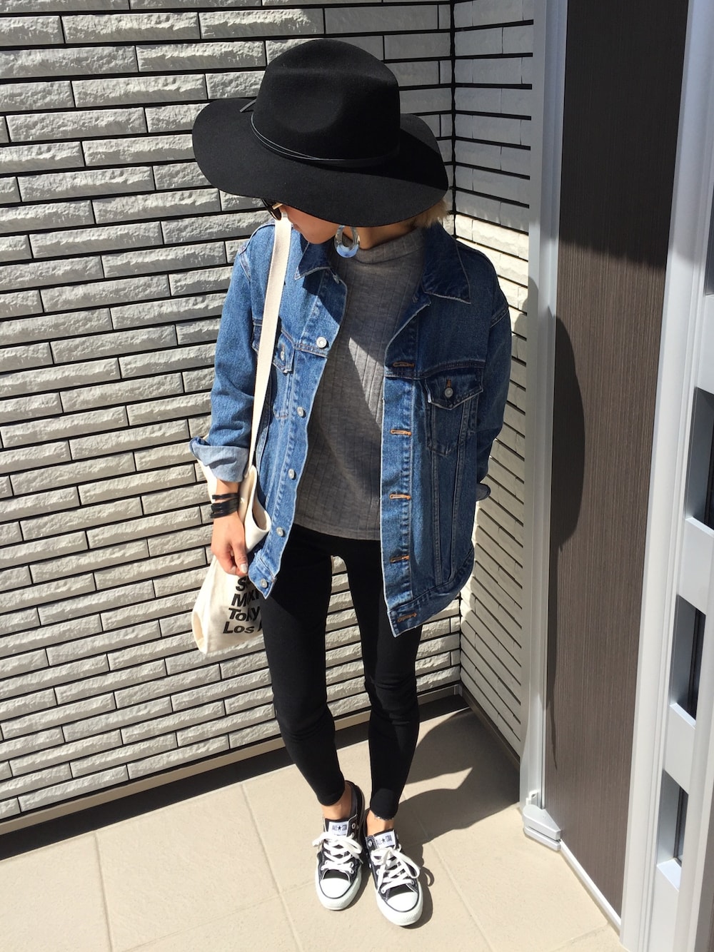 「春、休日スタイル、スニーカー、デニムジャケット、コンバース、カジュアル、ootd、outfit、moussy、シンプル」｜「MOUSSYの2WAY LEATHER BELT HAT（ハット、ブラック系）」を使った、12anna23さん（レディース・159cm）の春コーディネートの1枚目の写真