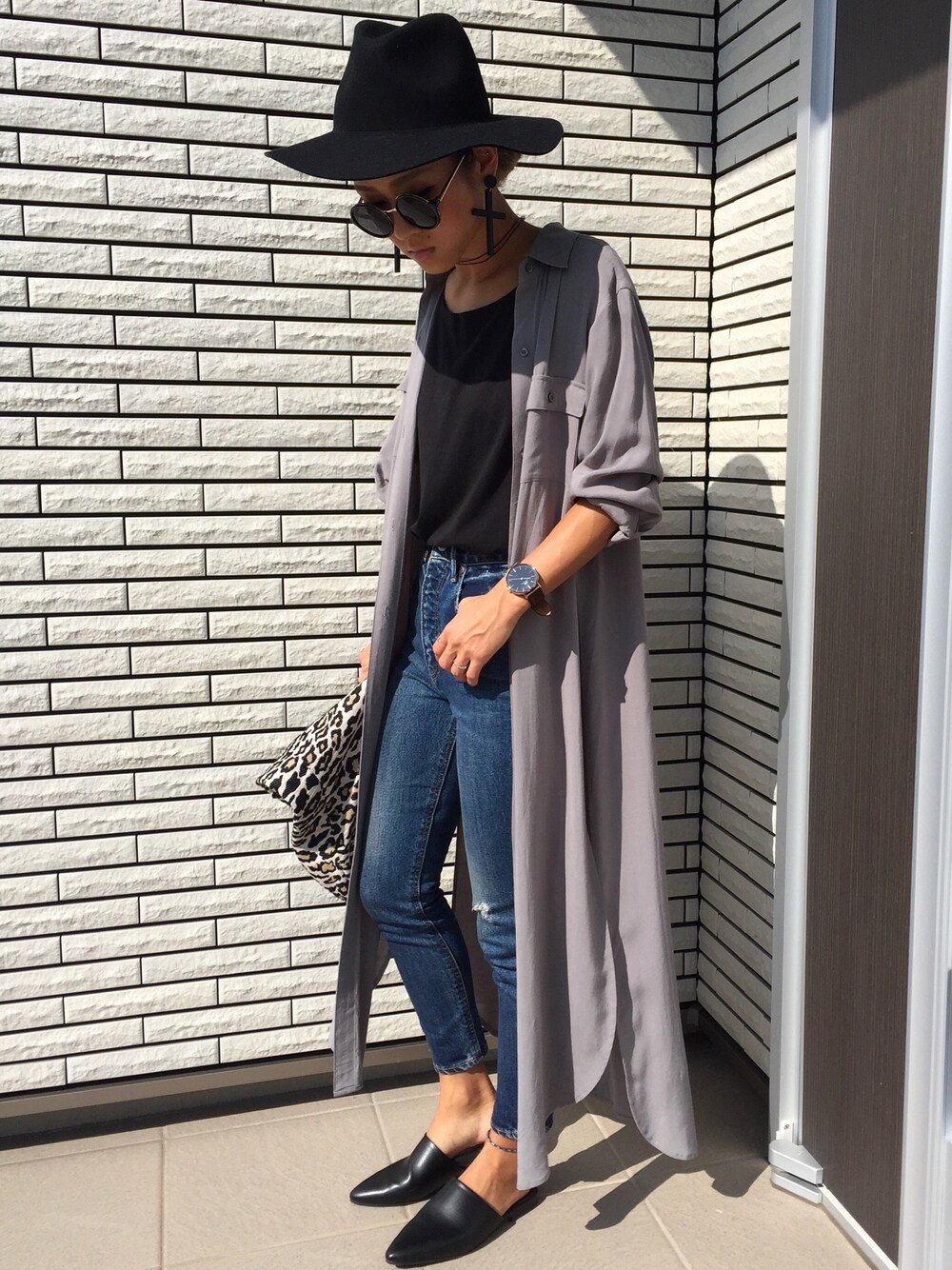 「ロングシャツ、ootd、シンプル、モノトーン、大人カジュアル、秋のコーデ、ハット、デニム、シンプルコーデ、outfit」｜「MOUSSYのBASIC FELT HAT（ハット、ブラック系）」を使った、12anna23さん（レディース・159cm）の秋コーディネートの1枚目の写真