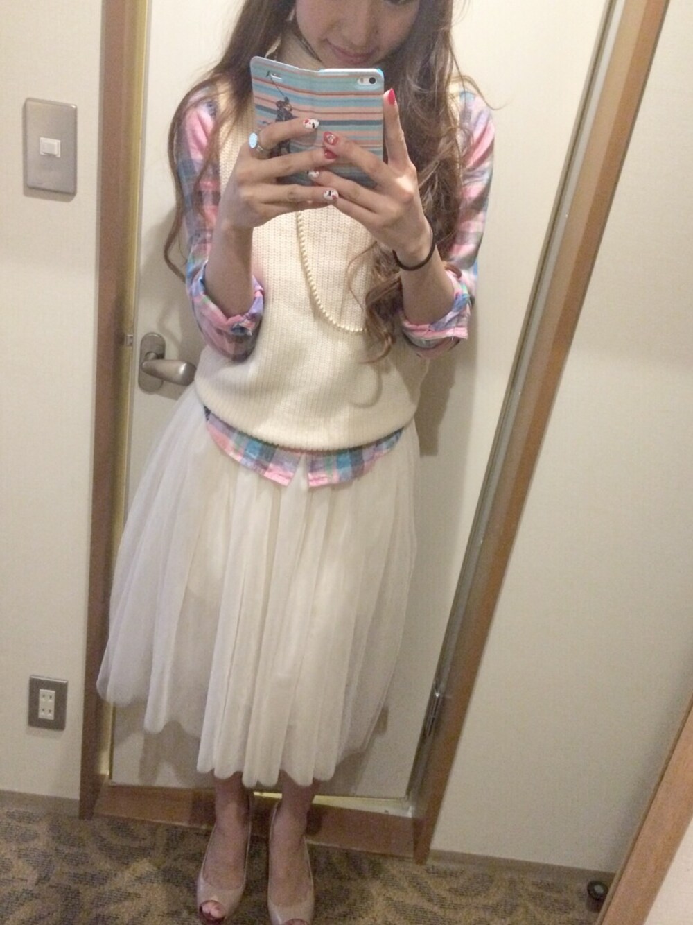 「#チェックシャツ、#チュールスカート、#春」｜「チュールスカート（スカート、ホワイト系）」を使った、Hoooonaさん（メンズ・165cm）の春コーディネートの1枚目の写真