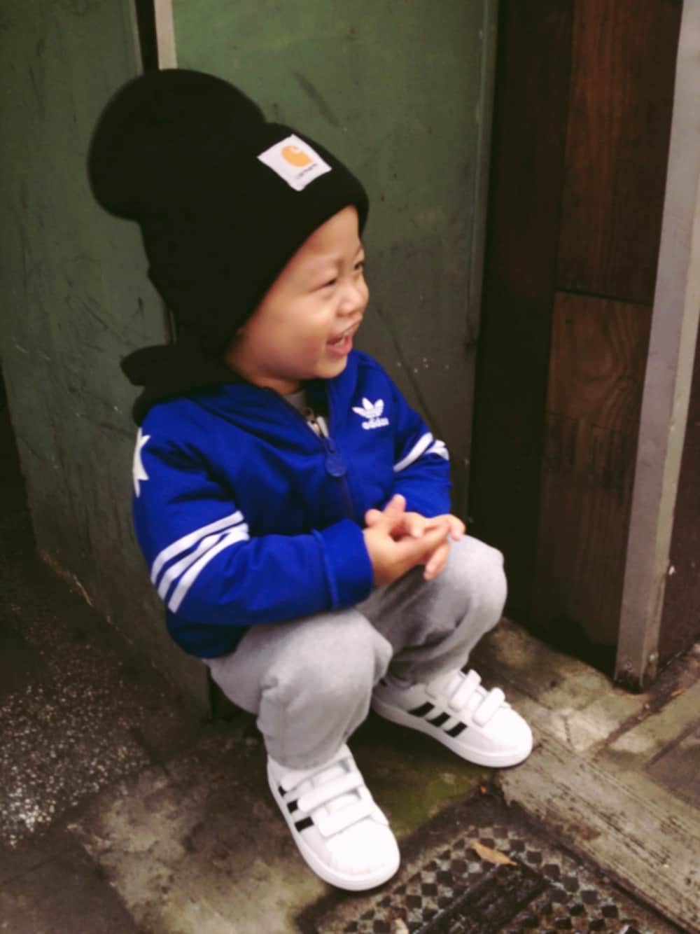 「adidasのアイテム（スタジャン、ブルー系）」を使った、Eason W🎈さん（キッズ・90cm）の冬コーディネートの1枚目の写真