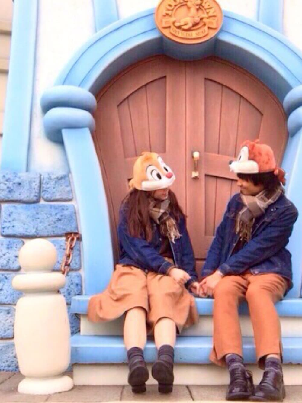 「ディズニーランド、ペアルック、双子コーデ、TDL、ベージュ、チップとデール、マフラーぐるぐる、スエード」｜「SEVENDAYS=SUNDAYのアイテム（スカート、ベージュ系）」を使った、kyonさん（レディース・169cm）の冬コーディネートの1枚目の写真