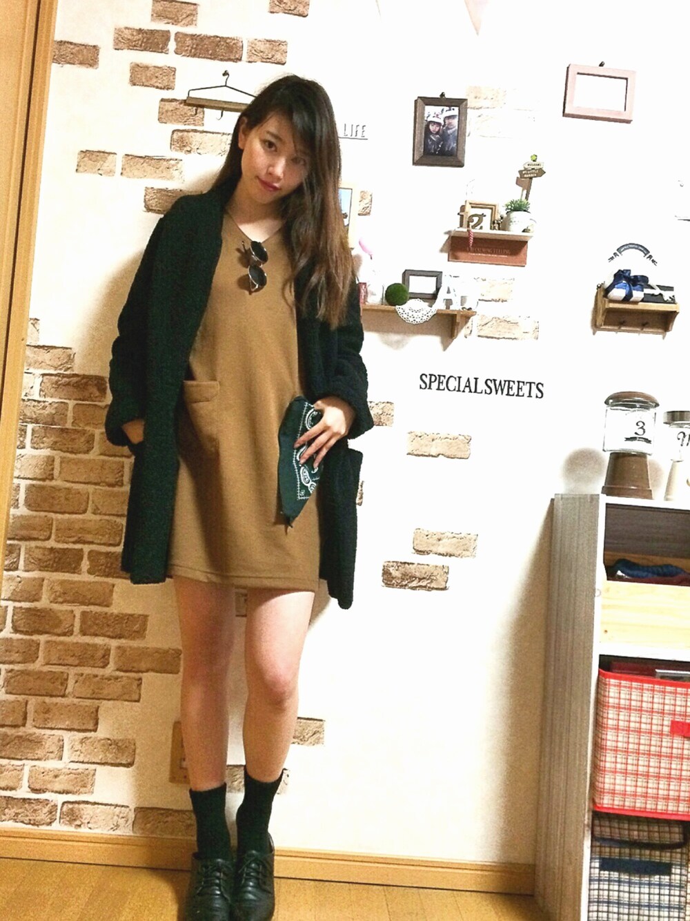 「大人カジュアル、ユニクロ、ブラウン、カーディガン、ワンピース、春コーデ、ベージュ、アウター」｜「MOUSSYの2 POCKET V NECK OPJ（ワンピース、ブラウン系）」を使った、kyonさん（レディース・169cm）の冬コーディネートの1枚目の写真