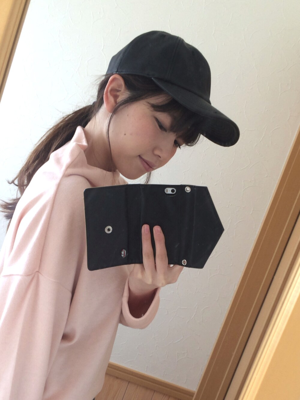 「カジュアルコーデ、春、デニム、オトナカジュアル、プチプラ、UNIQLO、黒、ootd、キャップ、ピンク」｜「UNIQLOのアイテム（トップス、ピンク系）」を使った、kyonさん（レディース・169cm）の冬コーディネートの1枚目の写真