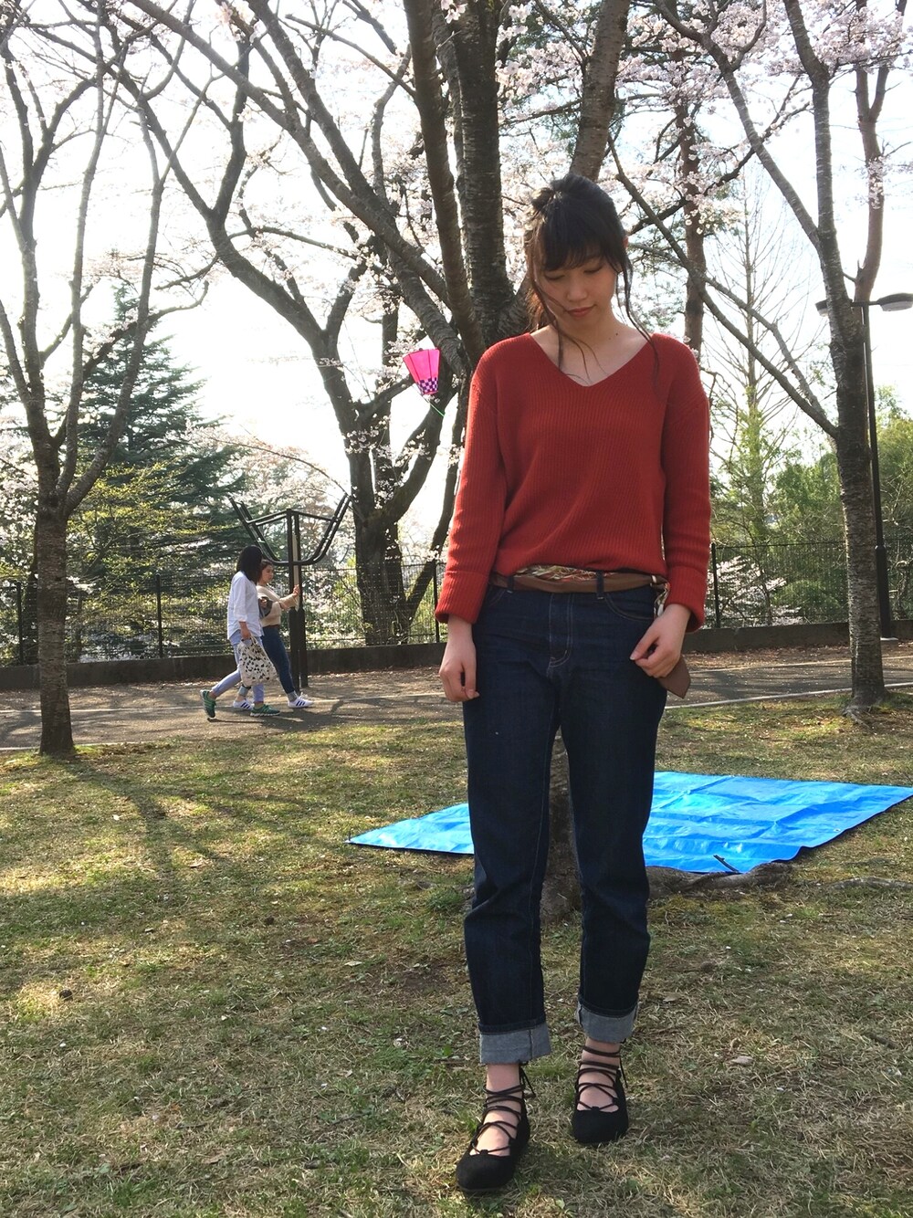 「赤ニット、春コーデ、オトナカジュアル、ゆるコーデ、プチプラ、スキニーデニム、お花見、レースアップシューズ」｜「OZOCのアイテム（パンプス、ブラック系）」を使った、kyonさん（レディース・169cm）の春コーディネートの1枚目の写真