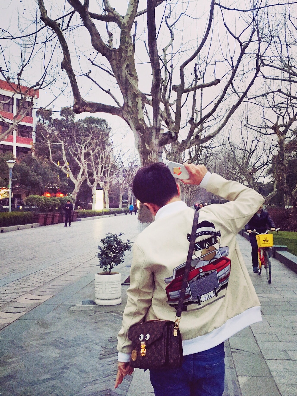 LOUIS VUITTONのメッセンジャーバッグを使った人気ファッション