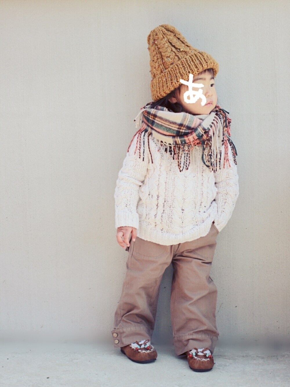 ホワイト系のニット/セーター、ブラウン系のチノパンツ、ブラウン系のモカシン/デッキシューズを着用したキッズの冬コーディネートの1枚目の写真