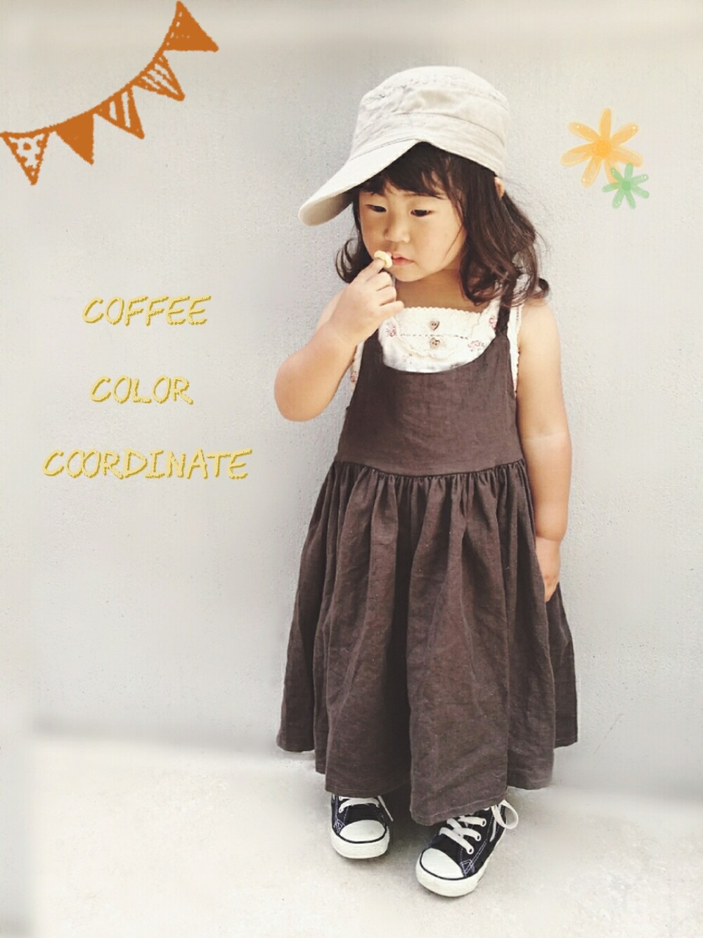 ブラック系のスニーカー、ベージュ系のトップス、ブラウン系のワンピースを着用したキッズの夏コーディネートの1枚目の写真