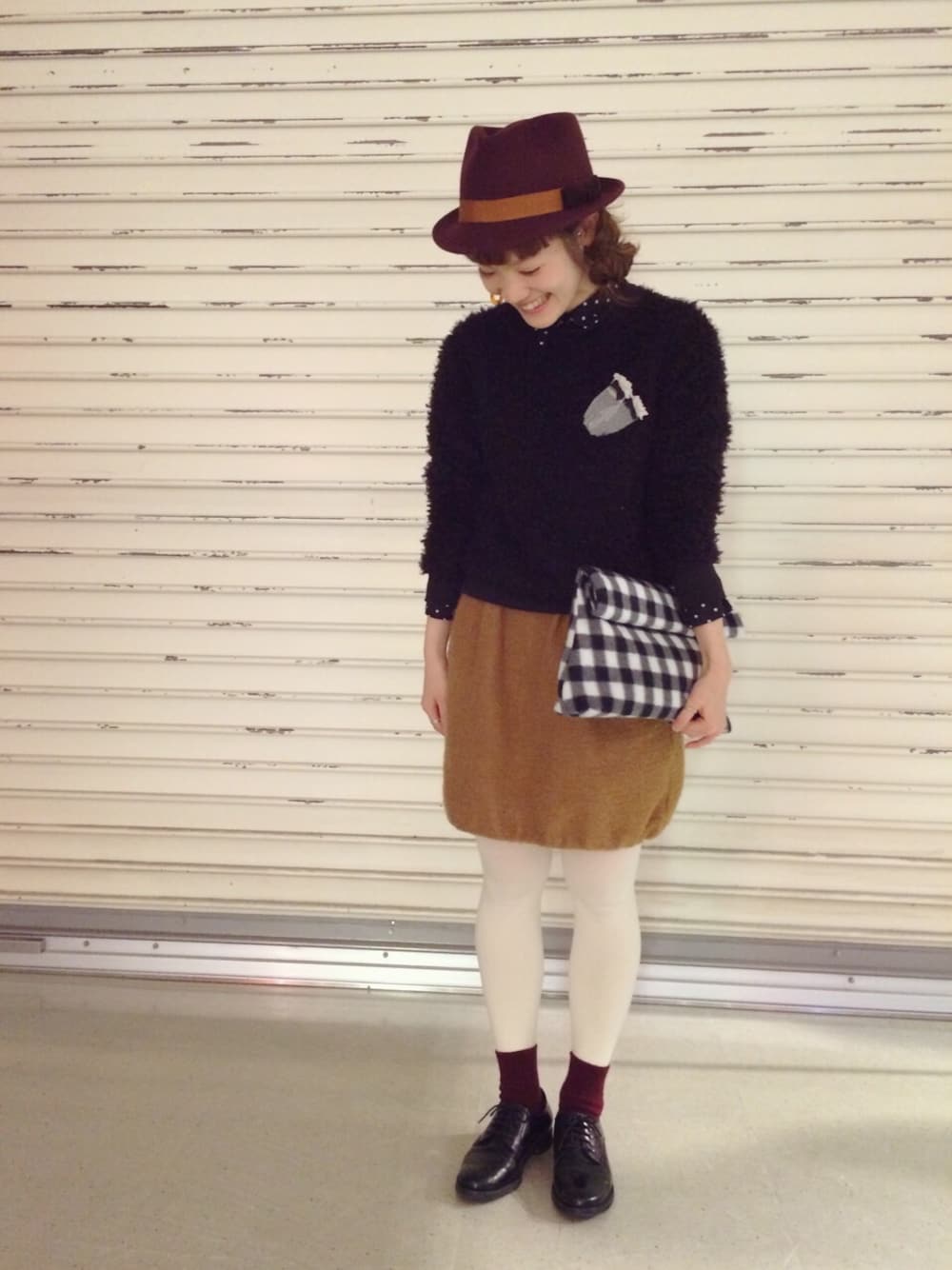 ブラック系のクラッチバッグ、その他の帽子、ホワイト系のブローチ/コサージュを着用したレディースの秋コーディネートの1枚目の写真