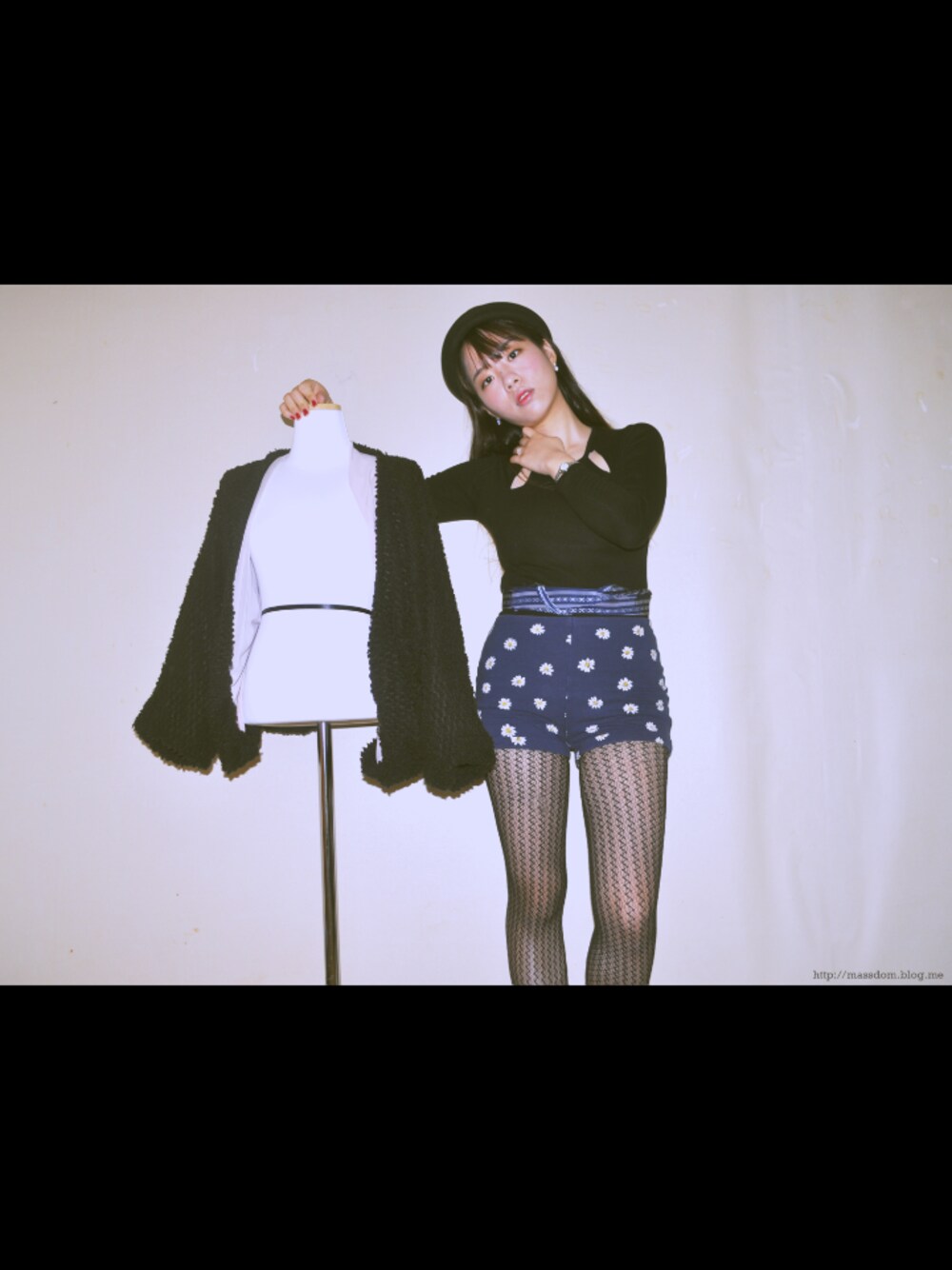 「데일리룩、dailylook、패션、페도라、투톤헤어、플라워팬츠、망사스타킹、fedora、FOREVER21、포에버21」｜「forever21のアイテム（その他パンツ、ブラック系）」を使った、김민지さん（レディース・160cm）の秋コーディネートの1枚目の写真