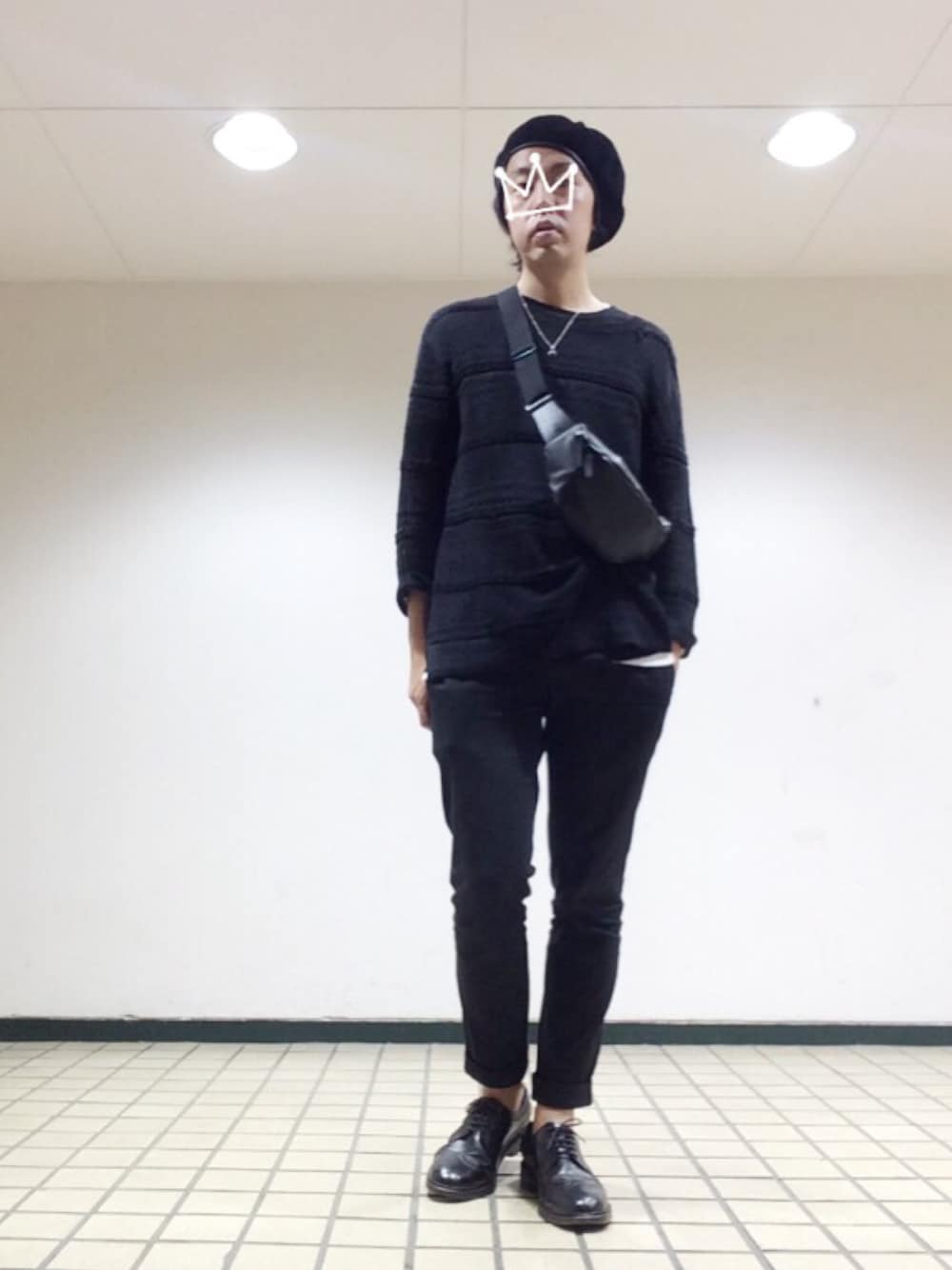 ブラック系のニット/セーター、ブラック系のボディバッグ/ウエストポーチ、ブラック系のTシャツ/カットソーを着用したメンズの春コーディネートの1枚目の写真