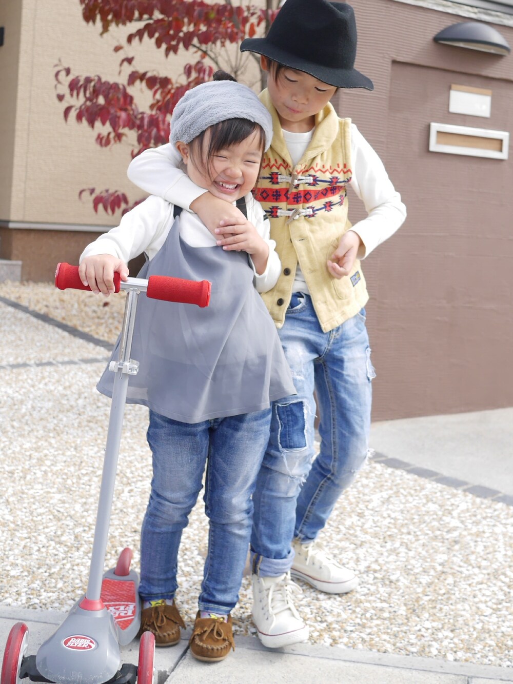 「カジュアルコーデ、kidsfashion、ミネトンカ、デニム、ファー小物、ベスト、ハット、キャミソール」｜「X-girl StagesのSWEAT VEST SNOW PATTERN （4T～7T）（ベスト、ベージュ系）」を使った、yuno*tsuさん（キッズ・100cm）の秋コーディネートの1枚目の写真