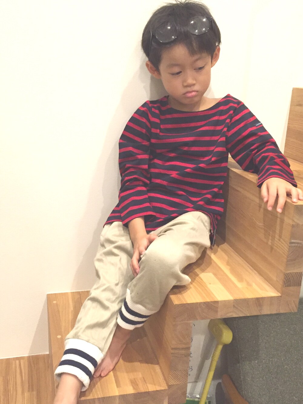 「男の子、秋のコーデ、ボーダー、チノパン、ダテメガネ」｜「CIAOPANIC TYPYのアイテム（Tシャツ/カットソー、レッド系）」を使った、aoi erikaさん（キッズ・110cm）の秋コーディネートの1枚目の写真