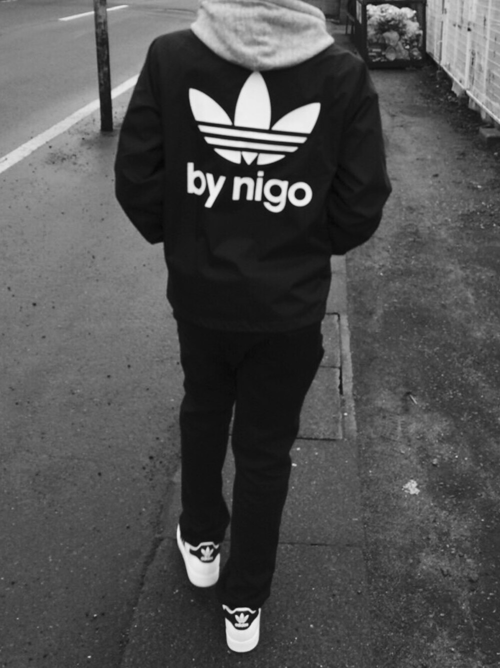 「adidas originals、雨の日」｜「adidas Originalsのアイテム（ナイロンジャケット、ブラック系）」を使った、kyo-heiさん（メンズ・168cm）の春コーディネートの1枚目の写真