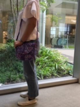 「アイテム（メッセンジャーバッグ、パープル系）」を使った、Vera Bradley Shop Staffsさん（レディース・160cm）の夏コーディネート
