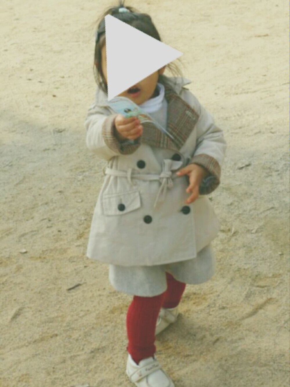 「トレンチコート、赤タイツ、トレンチフェス☆」｜「ZARA KIDSのアイテム（トレンチコート、ベージュ系）」を使った、cocoaさん（キッズ・80cm）の冬コーディネートの1枚目の写真