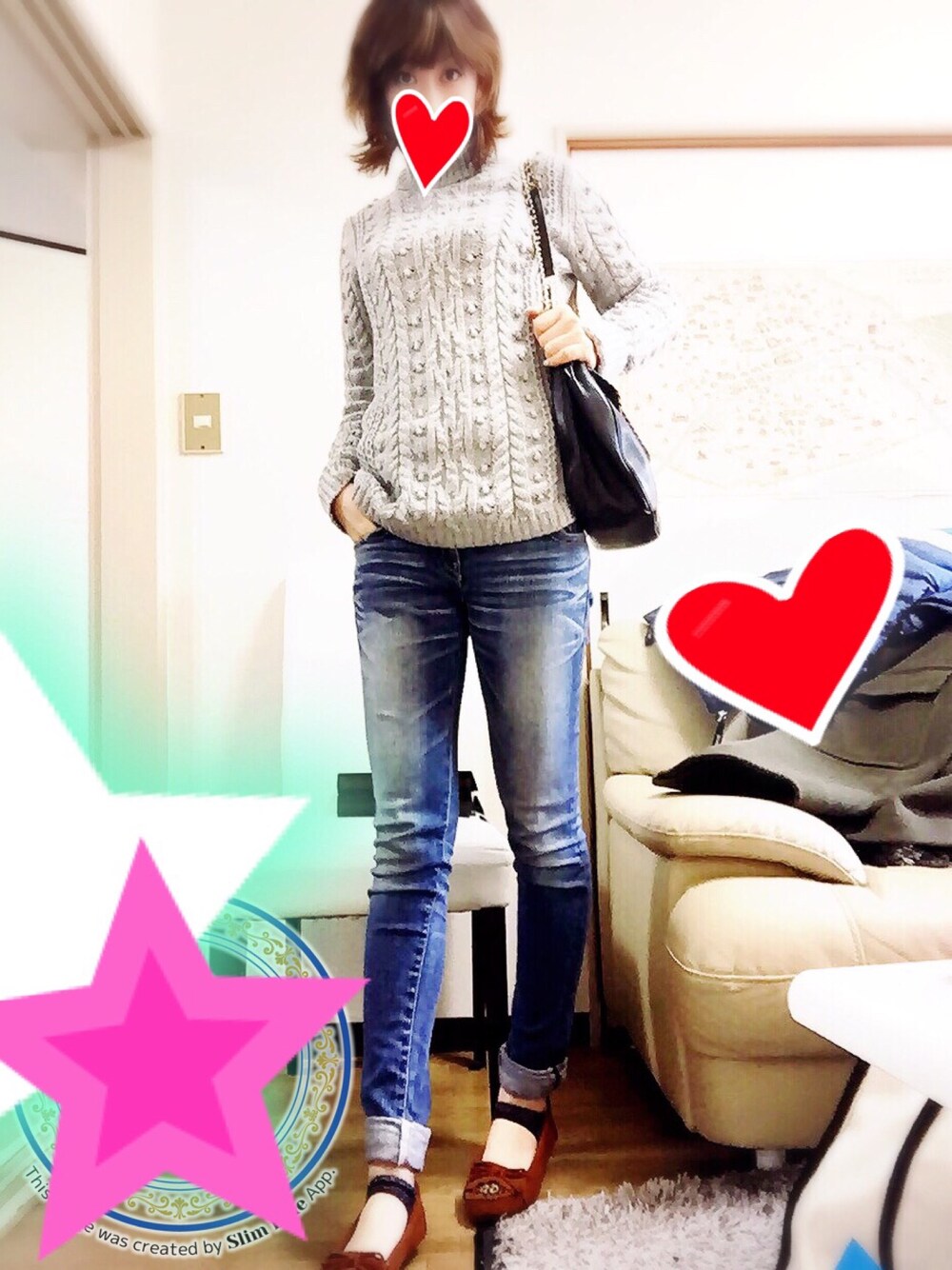ブルー系のデニムパンツ、ブラウン系のモカシン/デッキシューズ、ブラック系のショルダーバッグを着用したレディースの冬コーディネートの1枚目の写真