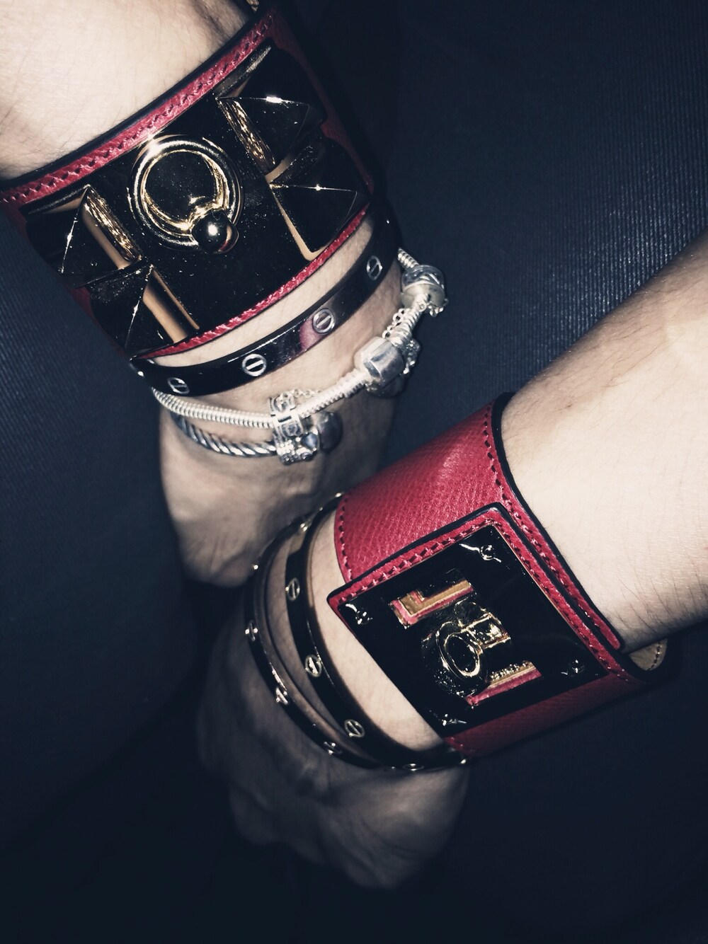 「HERMES、Cartier、bracelet、MIXスタイル、ブレスレット」｜「HERMESのHERMÈS Collier de Chien rouge casaque / epsom gold（ブレスレット、レッド系）」を使った、Salon Camouflageさん（メンズ・176cm）の秋コーディネートの1枚目の写真