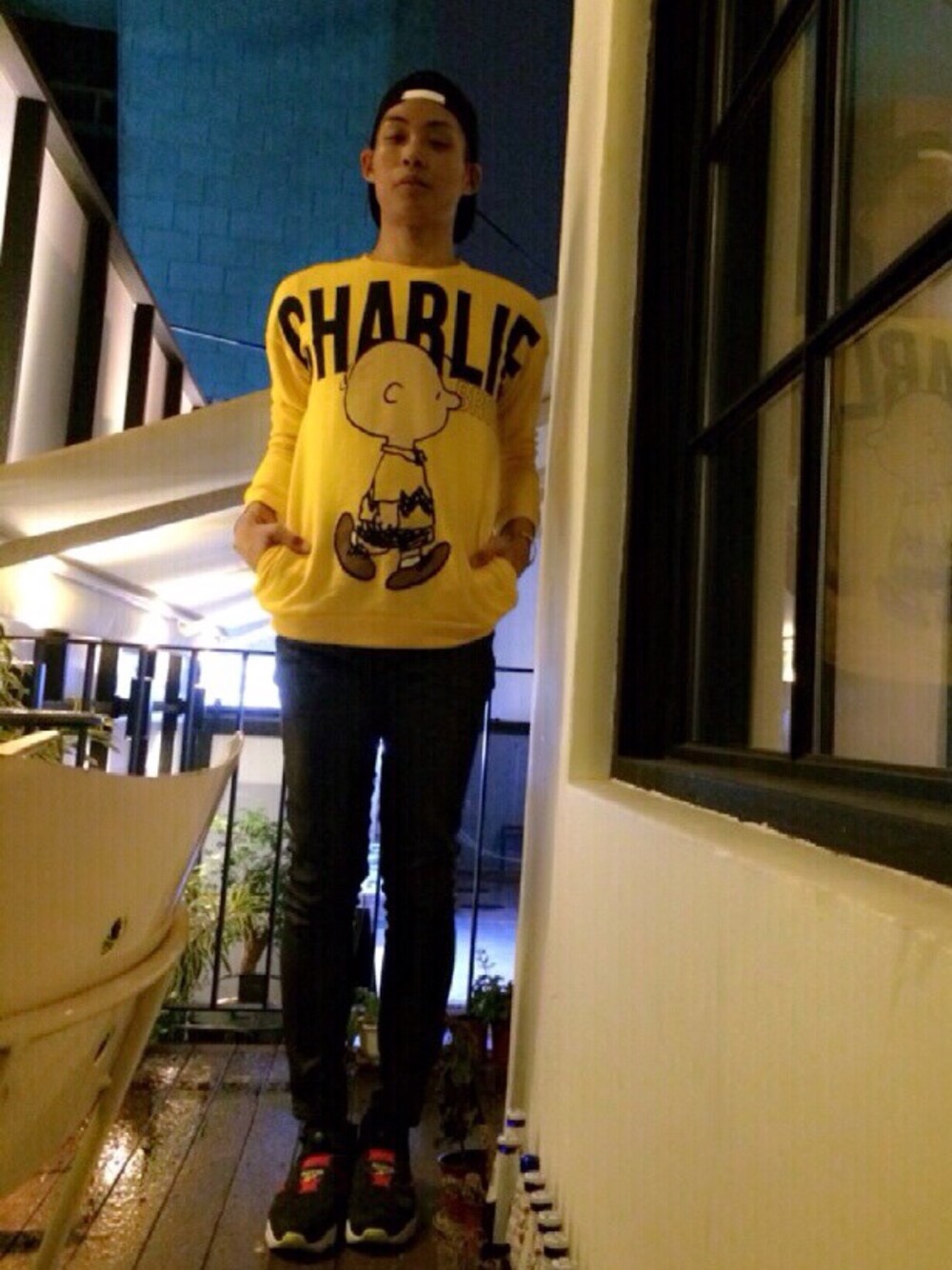 「reebok、FOREVER 21、PEANUTS、yellow、coating jean、fury、daily look」｜「FOREVER 21のFOREVER21 peanuts collection（Tシャツ/カットソー、イエロー系）」を使った、Salon Camouflageさん（メンズ・176cm）の秋コーディネートの1枚目の写真