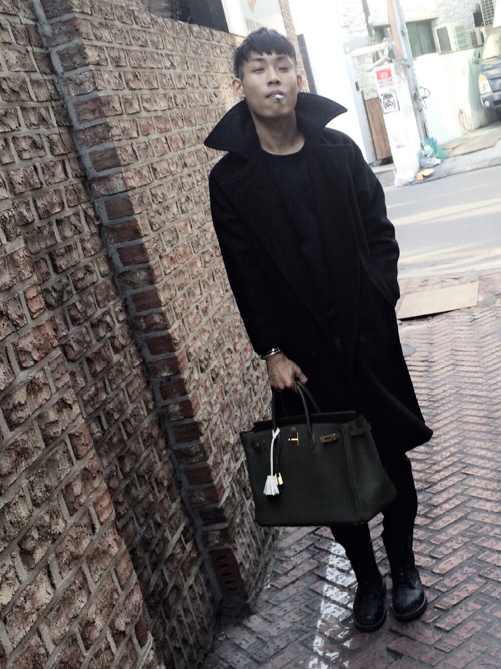 「HERMES、ACNE、black、Dr.Martens、birkin、coat、daily look、MENS」｜「HERMESのHERMÈS togo 40birkin vert olive gold hardwear（トートバッグ、グリーン系）」を使った、Salon Camouflageさん（メンズ・176cm）の冬コーディネートの1枚目の写真