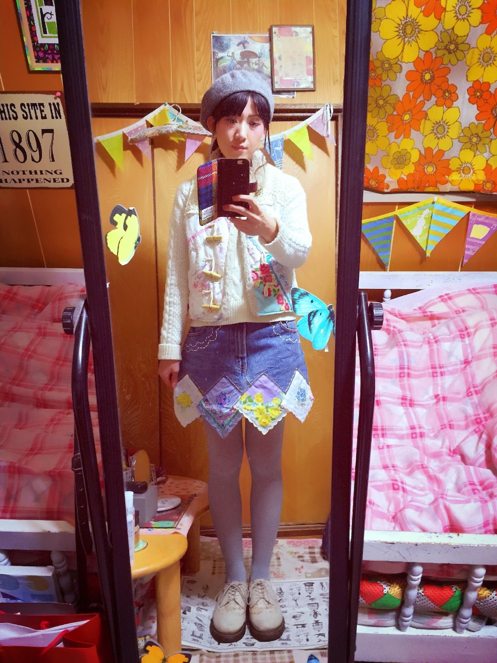 ホワイト系のその他シューズ、ブルー系のデニムスカート、ホワイト系のニット/セーターを着用したレディースの冬コーディネートの1枚目の写真