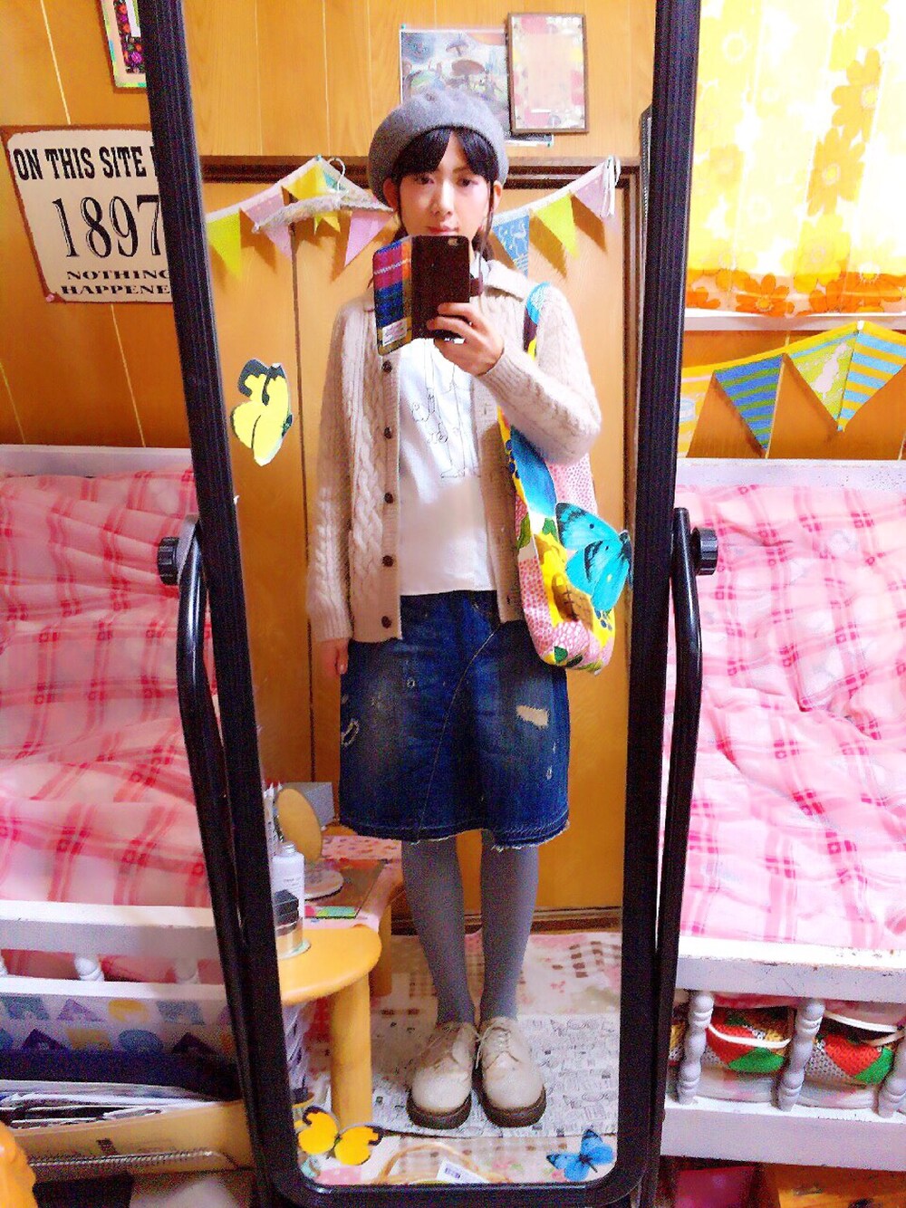 ホワイト系のその他シューズ、ブルー系のスカート、ベージュ系のニット/セーターを着用したレディースの冬コーディネートの1枚目の写真