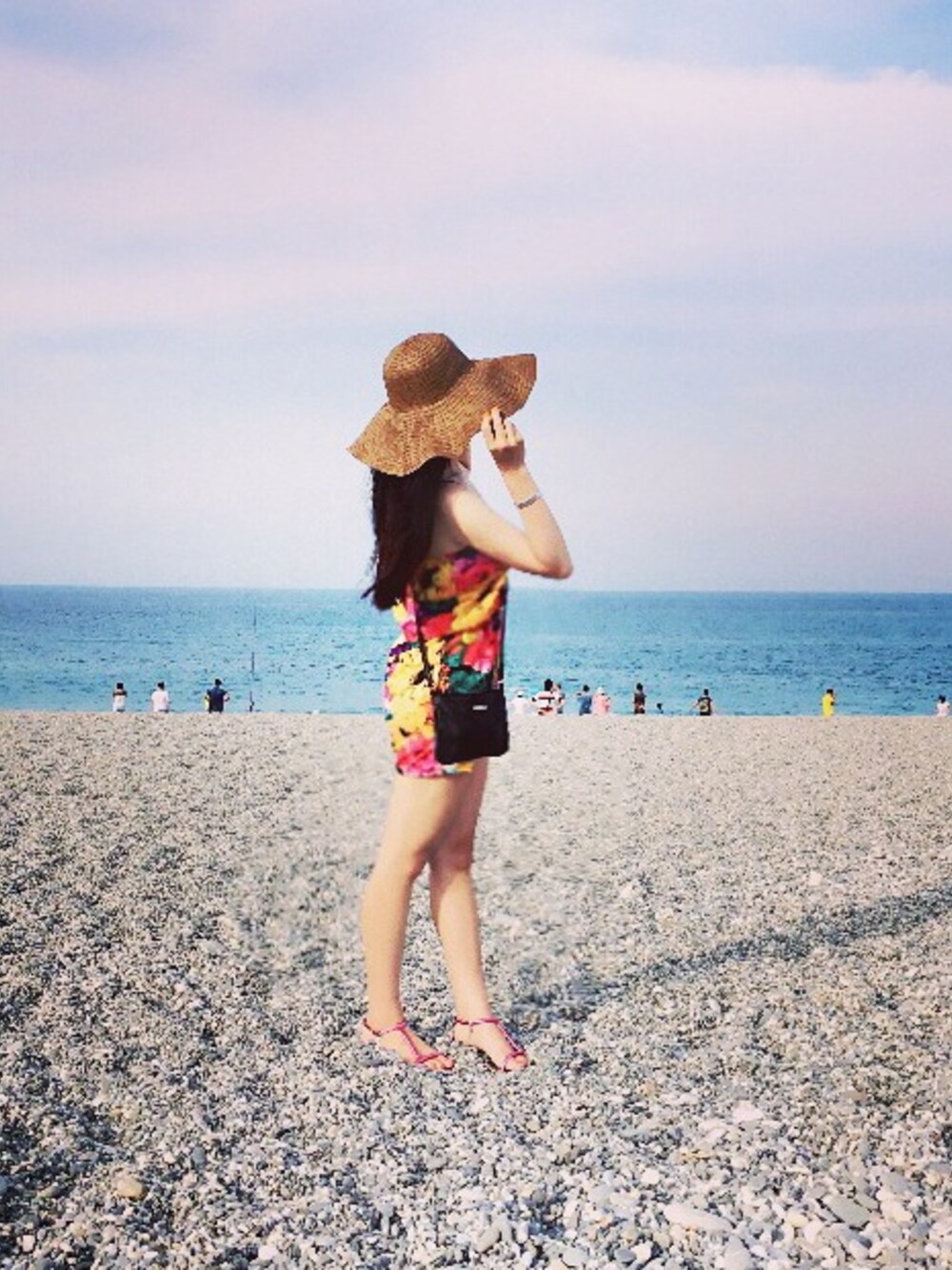 「asosのアイテム（サンダル、ピンク系）」を使った、GenevieveGECさん（レディース・168cm）の夏コーディネートの1枚目の写真