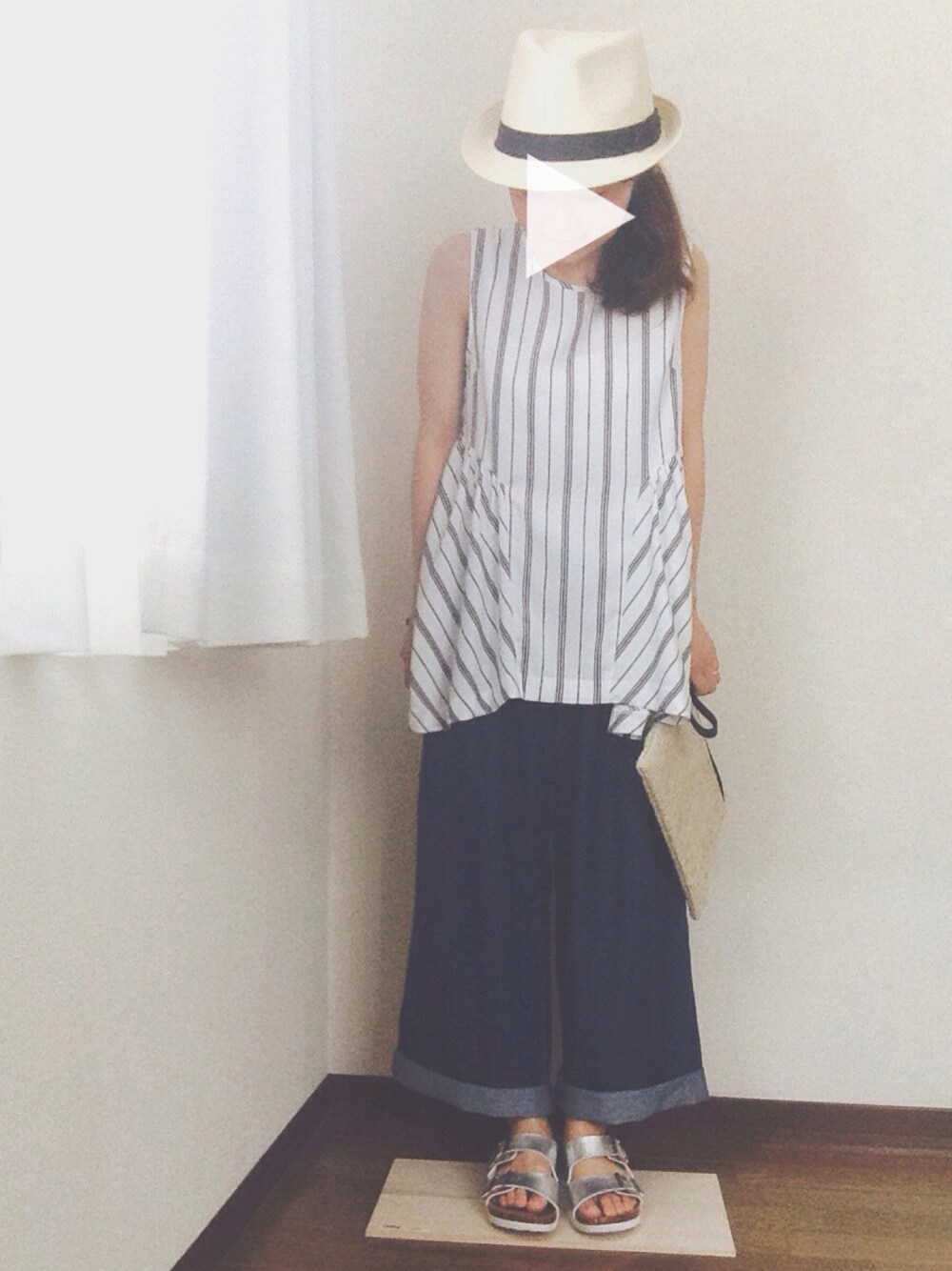 「URBAN RESEARCH DOORS WOMENSのDOORS ライトデニムタックパンツ（デニムパンツ、ブルー系）」を使った、misatoさん（レディース・152cm）の夏コーディネートの1枚目の写真