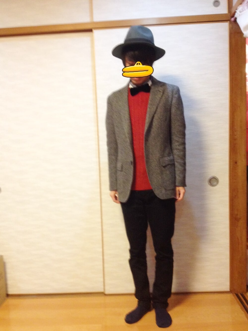 グレー系のテーラードジャケット、レッド系のニット/セーター、その他のシャツ/ブラウスを着用したメンズの冬コーディネートの1枚目の写真