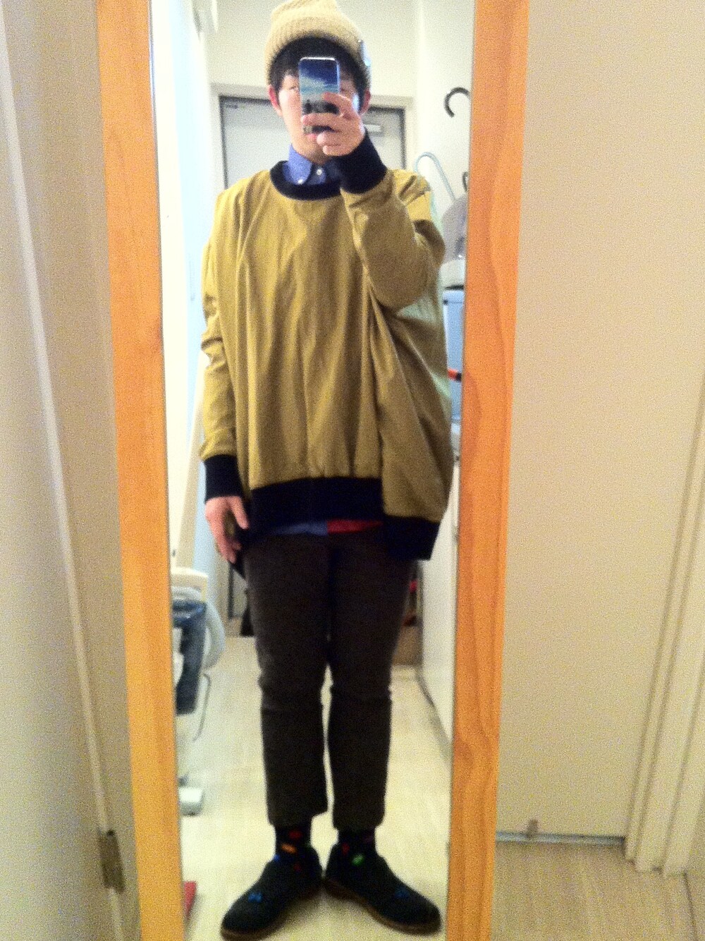 「イエロー」｜「banal chic bizarreのアイテム（その他トップス、ゴールド系）」を使った、すだちさん（メンズ・165cm）の冬コーディネートの1枚目の写真