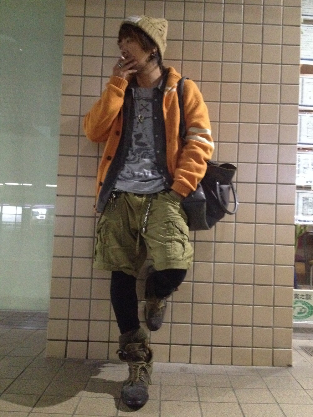 「ブーツ、短パン、ニットキャップ、レギンス、カーディガン、ニット帽」｜「Bershkaのアイテム（Tシャツ/カットソー、グレー系）」を使った、YUUさん（メンズ・168cm）の秋コーディネートの1枚目の写真
