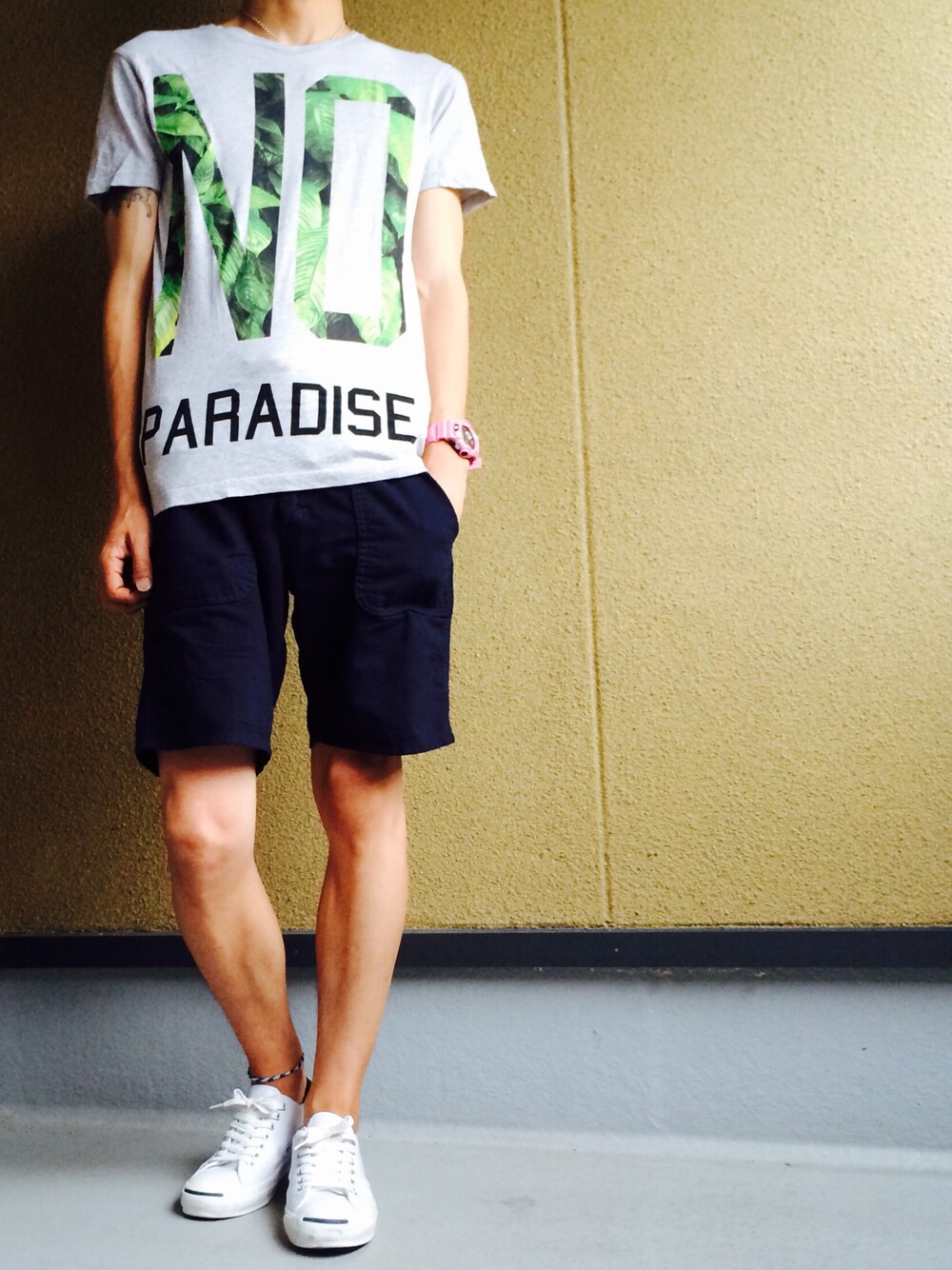 グレー系のTシャツ/カットソー、ブルー系のその他パンツ、ホワイト系のスニーカーを着用したメンズの夏コーディネートの1枚目の写真