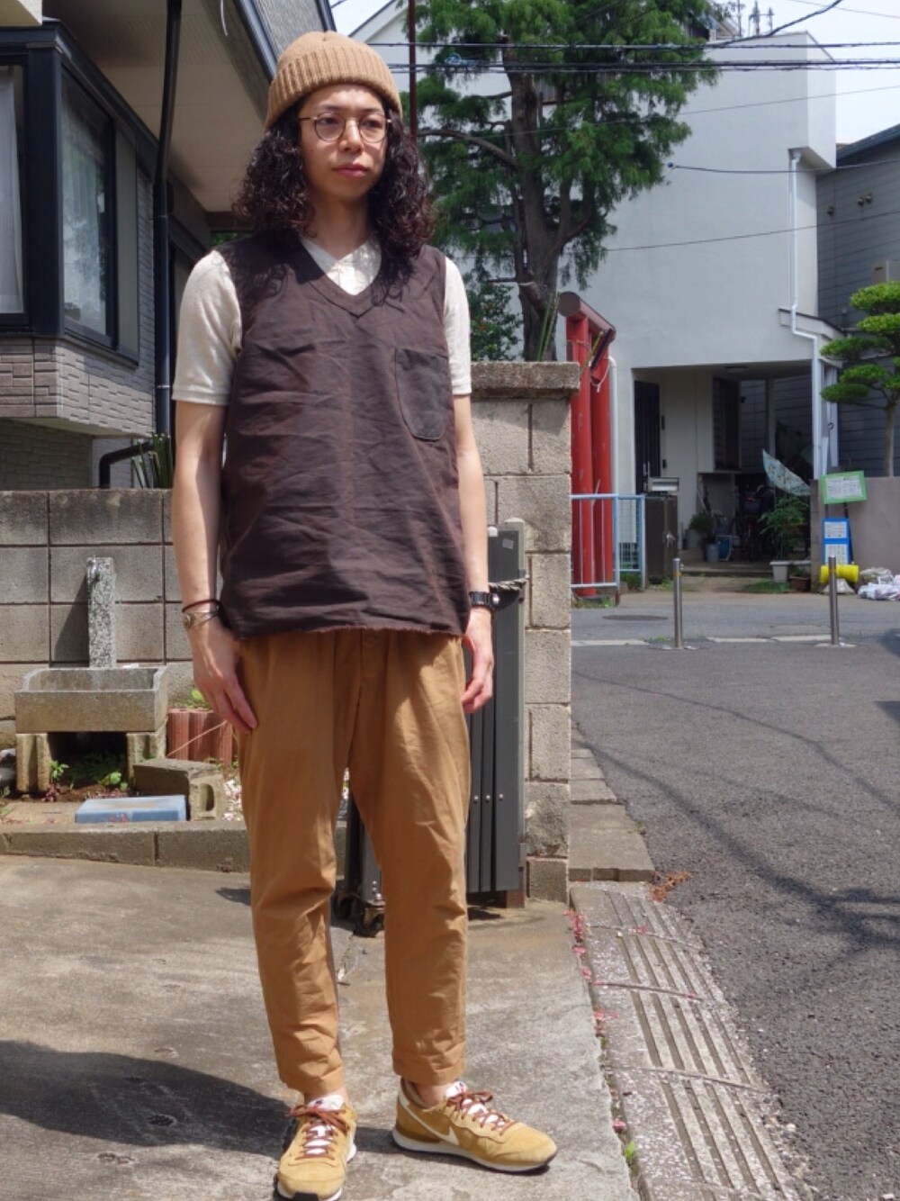 「BROWN、茶系、ベスト、スニーカー、ニット帽」｜「BROWN by 2-tacsのアイテム（ベスト、ブラウン系）」を使った、きゅーさん（メンズ・175cm）の夏コーディネートの1枚目の写真