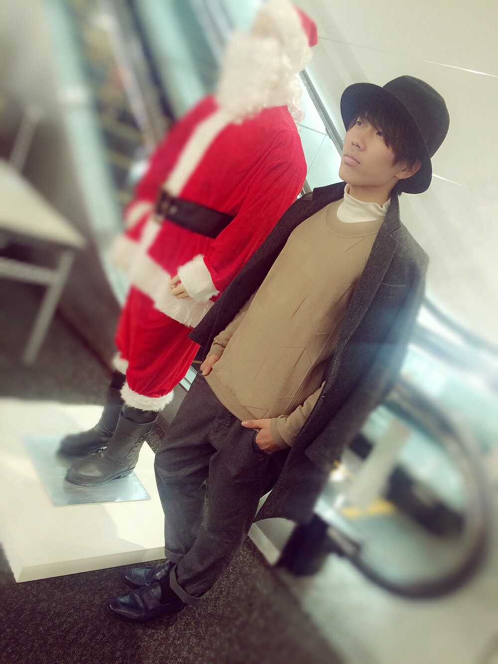 「サンタクロース、クリスマス、UNIQLO、チェスターコート、ハット」｜「CA4LAのアイテム（ハット、ブラック系）」を使った、じゅんじゅんさん（メンズ・170cm）の冬コーディネートの1枚目の写真