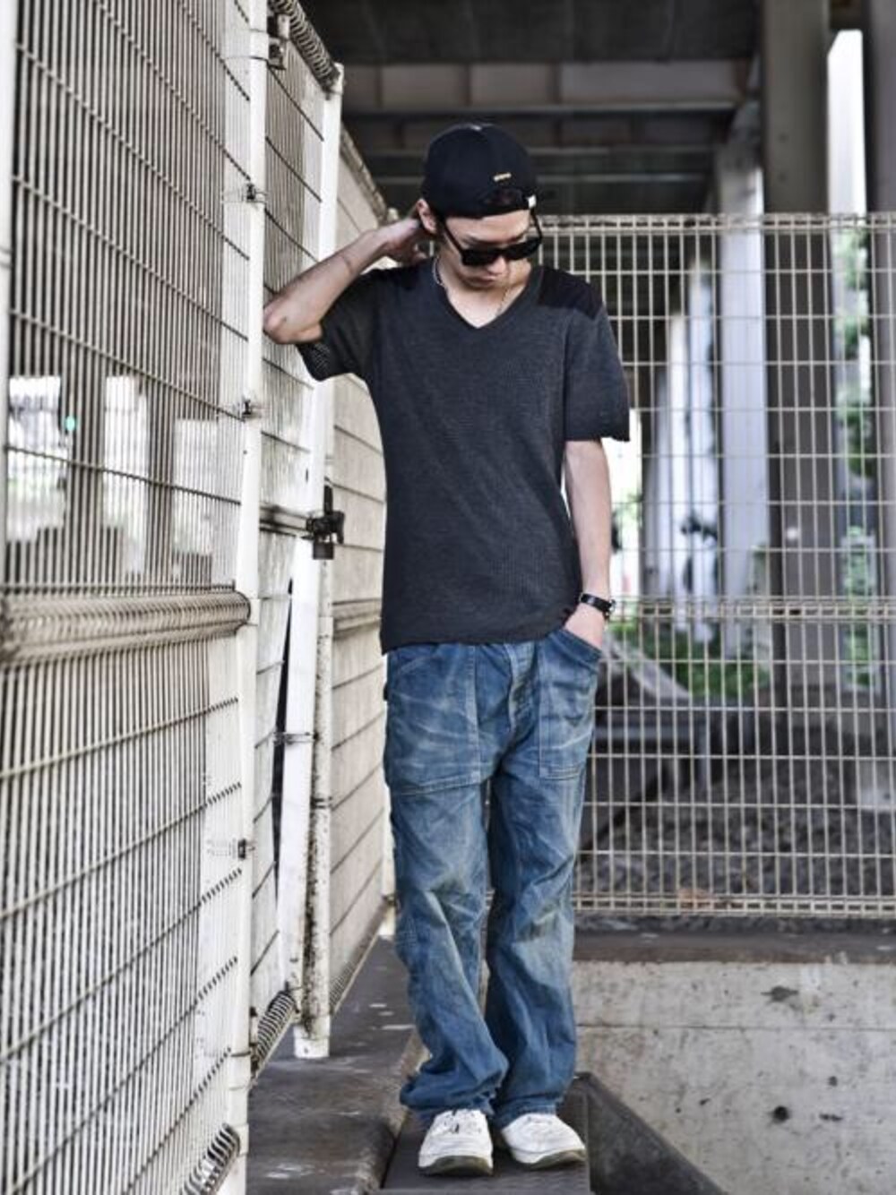 「美容師、サロンスタッフ、キャップ、サングラス、半袖ニット、ランニングシューズ」｜「glambのアイテム（Tシャツ/カットソー、グレー系）」を使った、森平 祐介さん（メンズ・171cm）の夏コーディネートの1枚目の写真