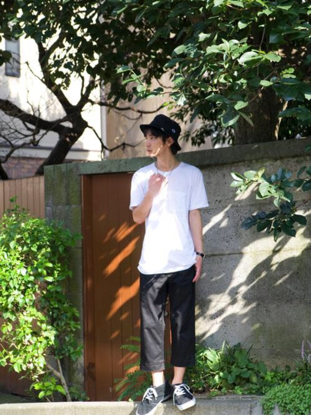 「バケットハット、木洩れ陽、白Tシャツ、美容師、サロンスタッフ」｜「Championのアイテム（ハット、ブラック系）」を使った、森平 祐介さん（メンズ・171cm）の夏コーディネートの1枚目の写真