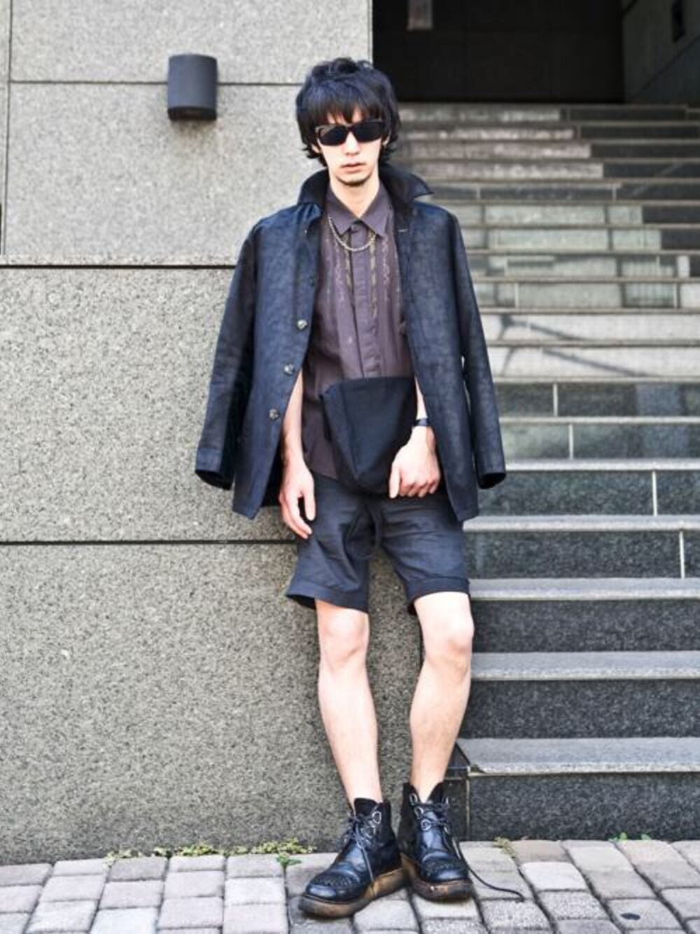 「サングラス、オールブラック、ラバーソール、美容師、サロンスタッフ」｜「glambのアイテム（シャツ/ブラウス、ブラック系）」を使った、森平 祐介さん（メンズ・171cm）の秋コーディネートの1枚目の写真